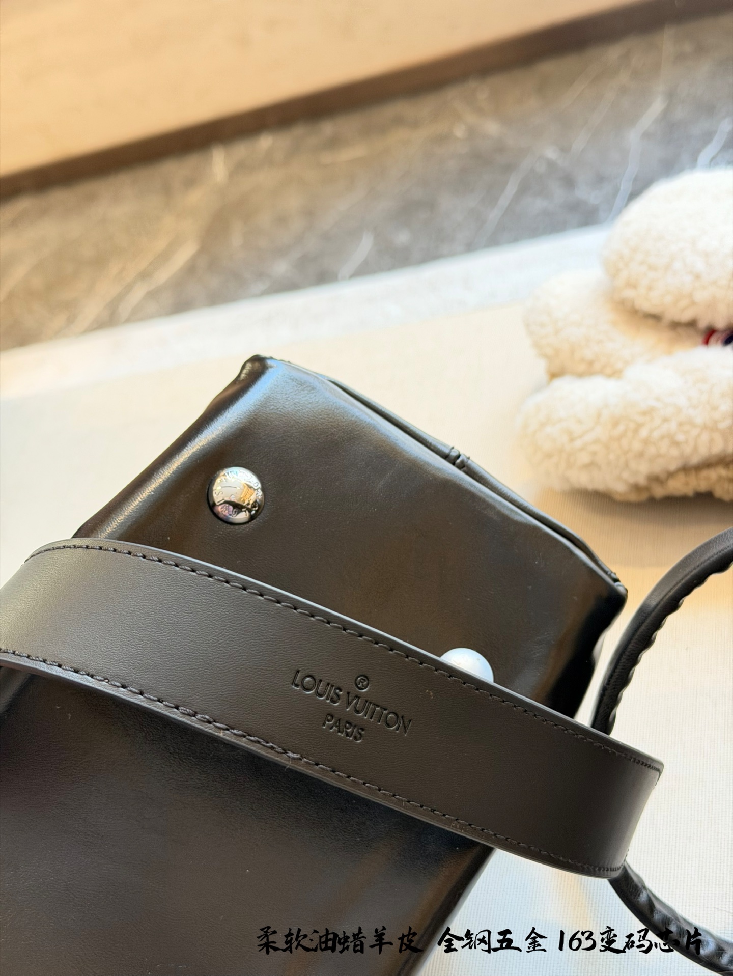 p350 升级羊皮版 LV Carrall小号黑武士] .,暗黑学院风/暗黑机车风● 今日份的酷感cool风暴，由LV的Carryall黑色羊皮包 包引领! 让你轻松成为酷酷日女孩 教经典黑色，如同暗夜中的神秘行者，低调中燃烧着酷劲儿的火a焰。 +羊皮材质，柔软如丝，细腻触感仿佛在与肌肤轻声呢喃。 自重很轻，超大容量，犹如一个无尽的宝藏口袋，轻松容纳你的日常所需，实用与时尚完美并存。宽肩带，不勒肩30cm全套包装