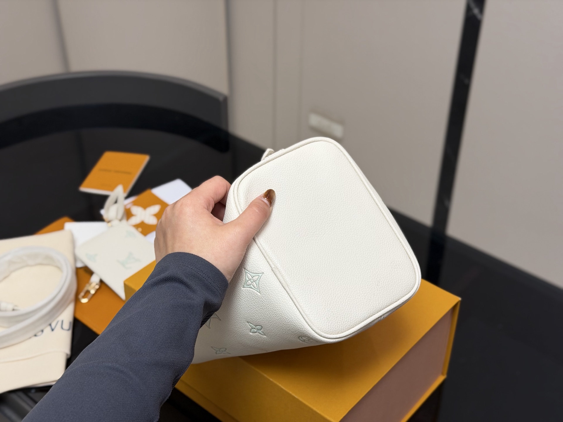 &yen;180 配折叠盒 LV中古包又一位当红炸子鸡来咯!! 一只看似中古中矩却又有点标新立异的包。 水桶包 尺寸:18.17cm