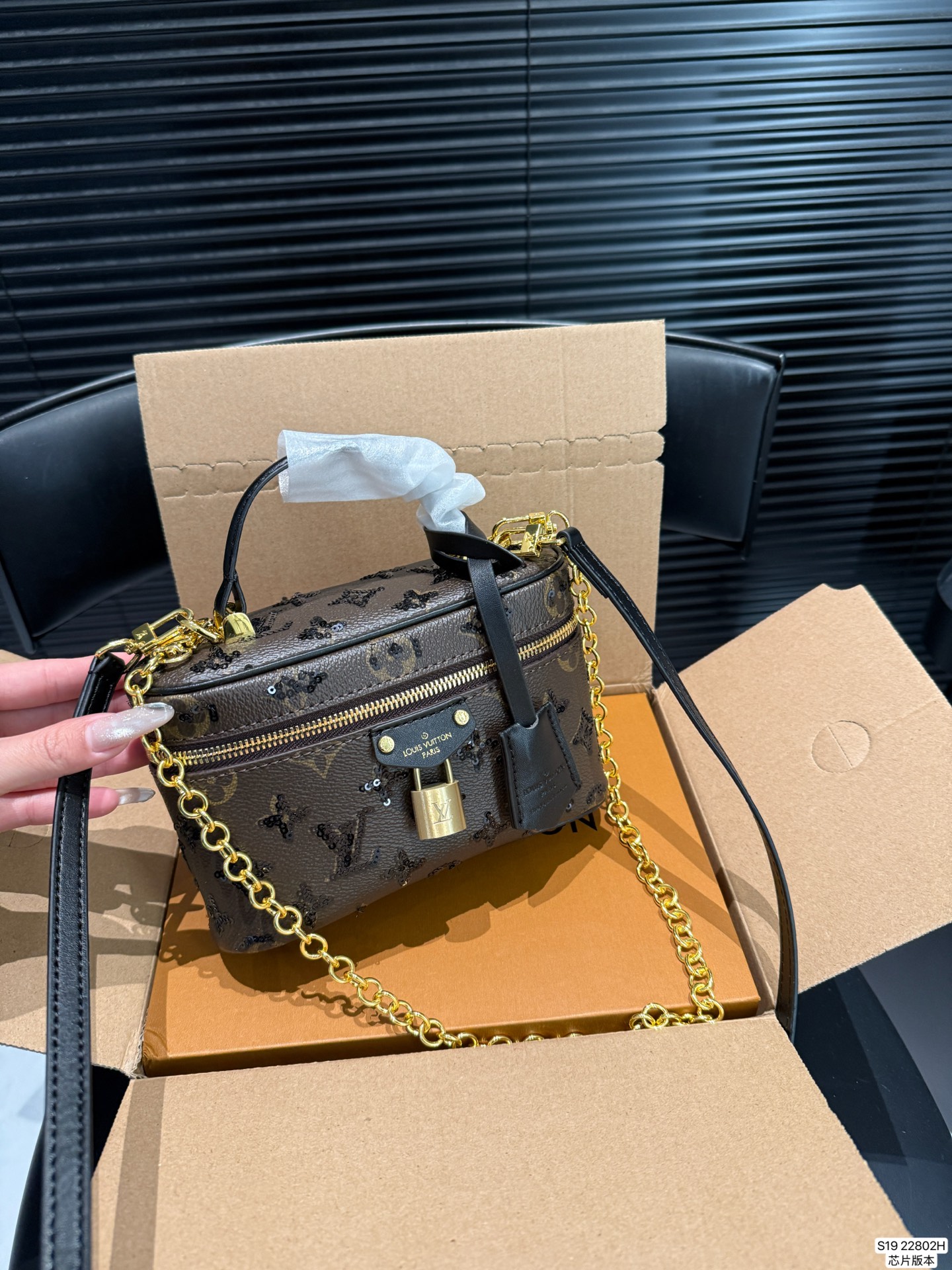 P145 配飞机盒折叠盒子芯片版本 季的化妆包颇受时尚界的青睐，看到第一眼就种草了！！造型很硬核 但空间很实用~走在路上就是一道行走的风景线啊。回头率杠杠的~ 而且真的好好搭！瞬间成为了这季街拍中的常客这只精致的LV化妆包，难道她不香吗～今年度过炎炎夏天的动力 ，就靠她给我补给了尺寸：19 12 货号22802