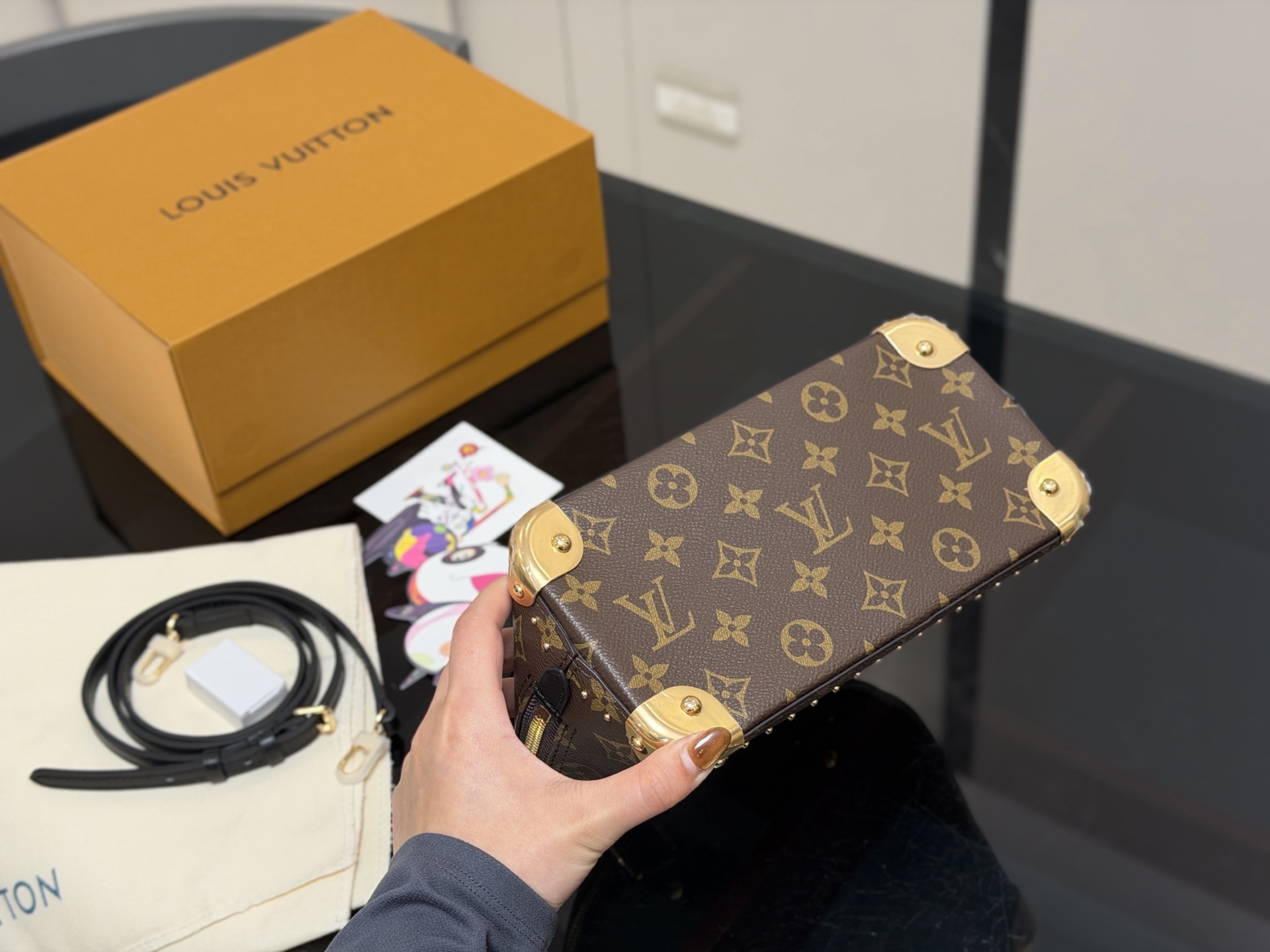 &yen;240 折叠盒飞机盒 Lv新款 alma trunk 贝壳 我能get到了耶！真好看！ 这次包型做了升级 真的好酷好喜欢！ 好适合搭配酷酷的 复古的衣服 链条的吊坠一点要加上 而且是我喜欢的黑色细肩带 尺寸:23.17cm