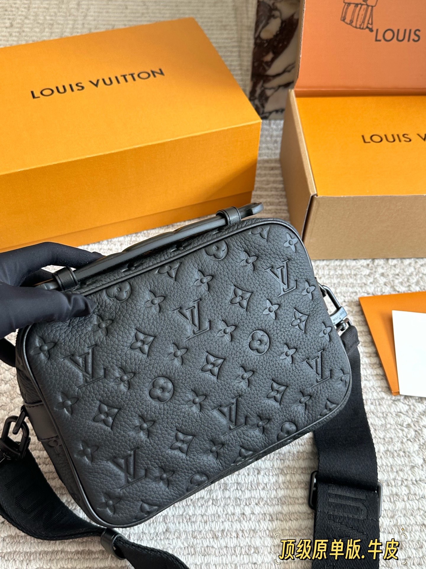 LV Slock新款男生包包p260 Iv最新一季又出了很多老花男包我可太爱老花了买到就，是赚到。拿到手的实物比照片好看。 Iv slocksling，老花的腰包本来就不多，这款配荧光黄色包边的可太亮眼了，感觉稳重的老花配了--丢丢调 皮。很多博主们都安利另一款S Lock的邮差包，有老花配黑色包边和蓝色包边两种选择，但其实个人感觉 18x8cm的厚度真的是过于厚重了(大小跟男款三合一差不多、但是更厚)所以个人感觉不太适合身高175以下的男生和小姐姐们。但如果贪恋大容量的话也是一个很好的选择。 优点是:比较小巧，对个子小的比较友好;男包亮黄色的配色比较少见。25*17