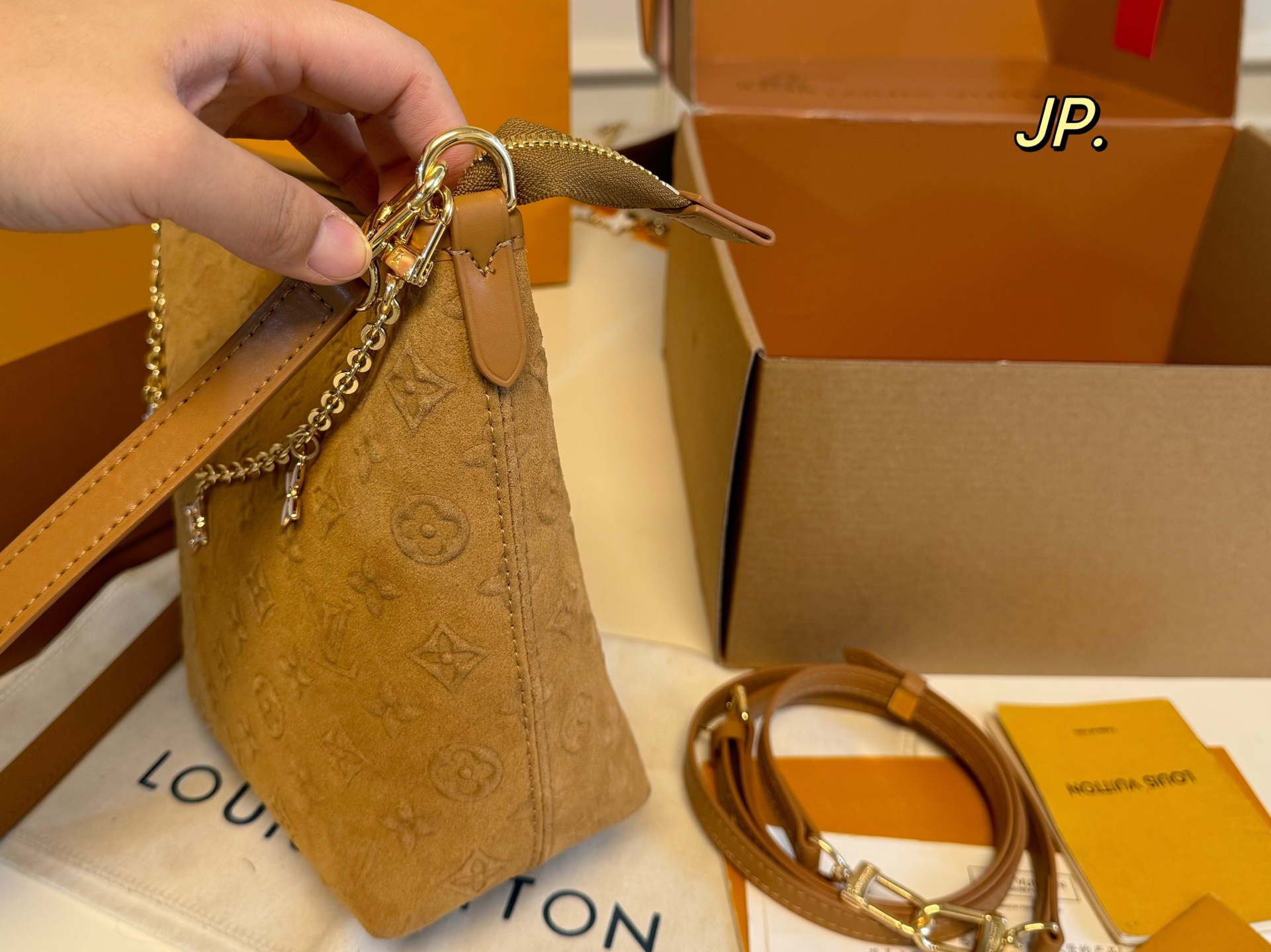 P165（折叠盒飞机盒） size：17&times;20 LV路易威登麂皮绒中古链条水桶包💕 超级耐看的经典配色！ 采用桶状设计，容量十足 配有长肩带，多种背法 日常出街、通勤，低调又百搭‼️
