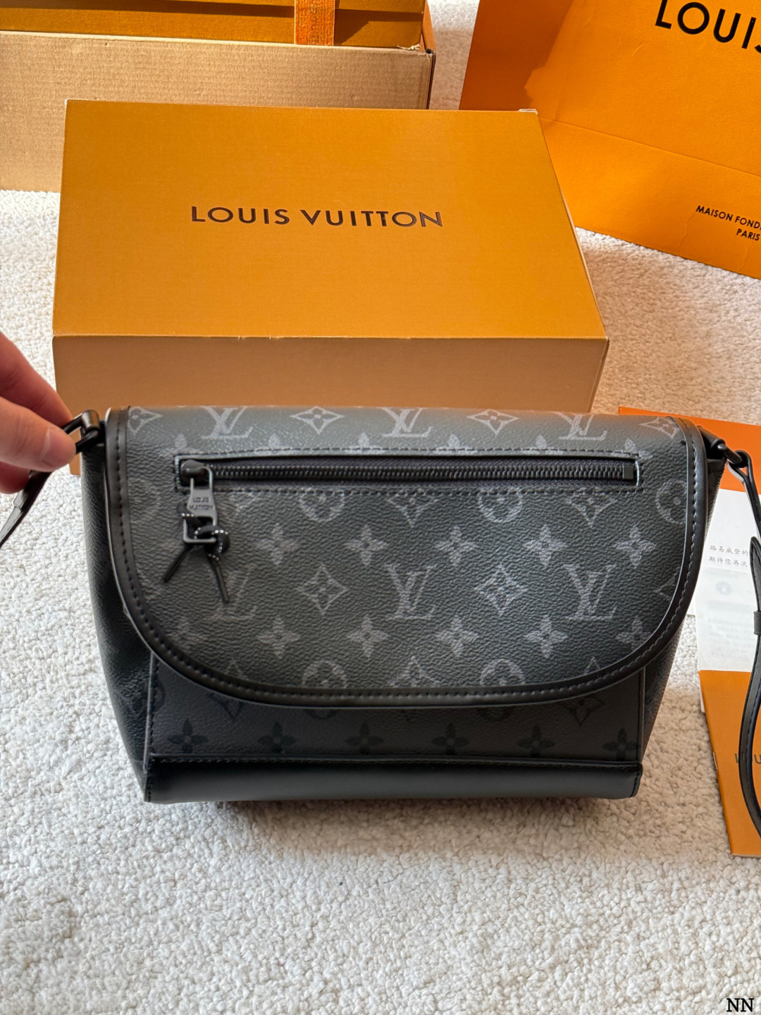 牛皮版本 p160 LV Pulse 邮差包 M12681 VLV Pulse邮差包M12681,黑色Monogram Eclipse涂层 帆布+牛皮饰边,低调又有辦识度艹。盖磁扣+外拉链袋,内部多夹层,收纳超方便!肩带可调节,单肩斜挎都OK,通勤休闲都能搭。 线绳拉链头设计,时髦又实用,是LV黑武士系列热门款,商务休闲都能轻松驾驭 尺寸 23 18cm