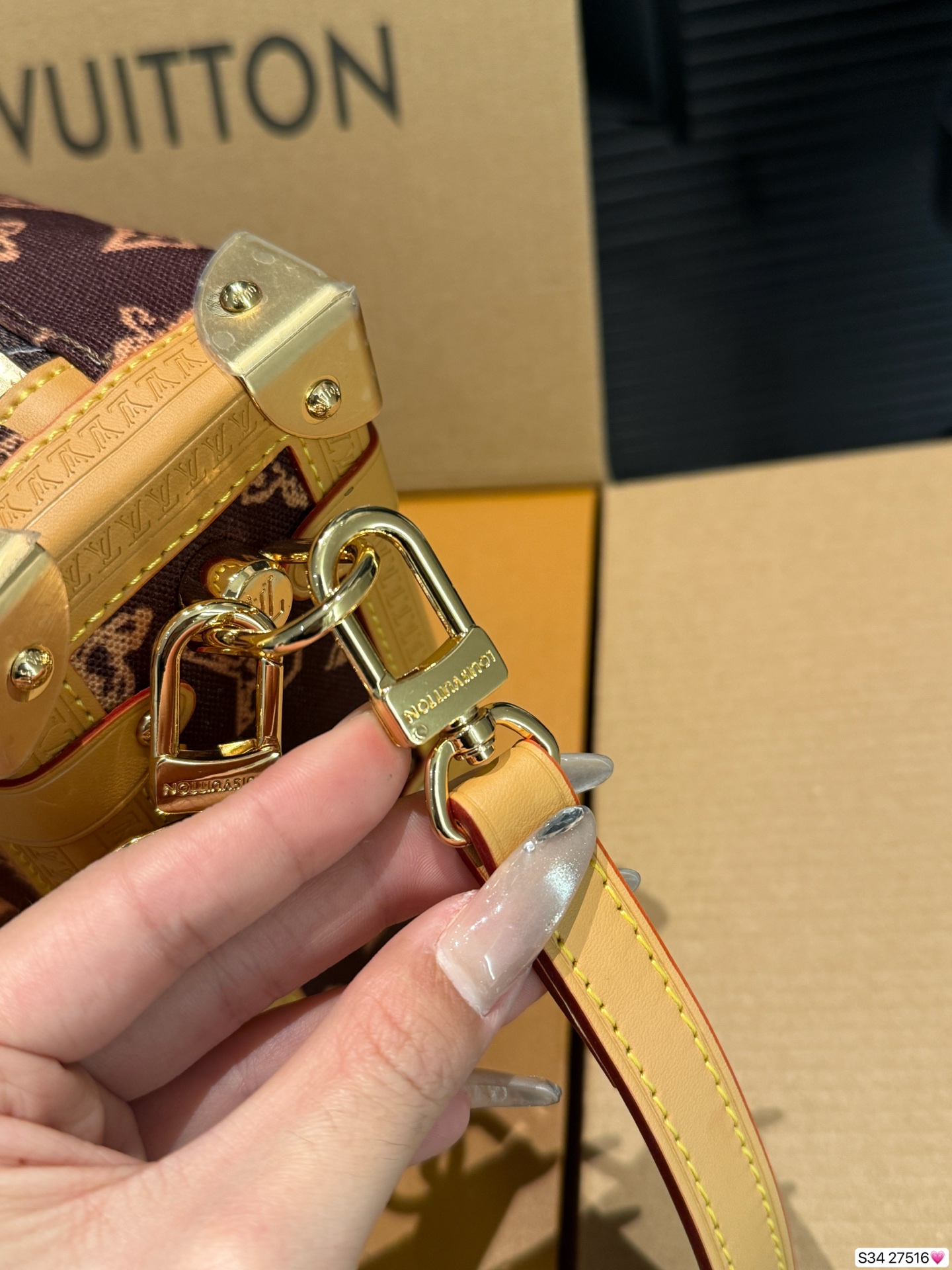 P220 配飞机盒折叠盒 LV 130周年限定来袭！村上隆三彩返场🥹 LV 130周年限定系列，这次是真的开挂了！ LV谷爱凌软盒子来啦美到犯规💕 五金精致有分量，肩带长度刚刚好，单肩斜挎都很绝👏日常搭配T恤、牛仔裤，容量也很实用，手机、口红、粉饼等小物件都能装下~ 尺寸23 16 货号27516