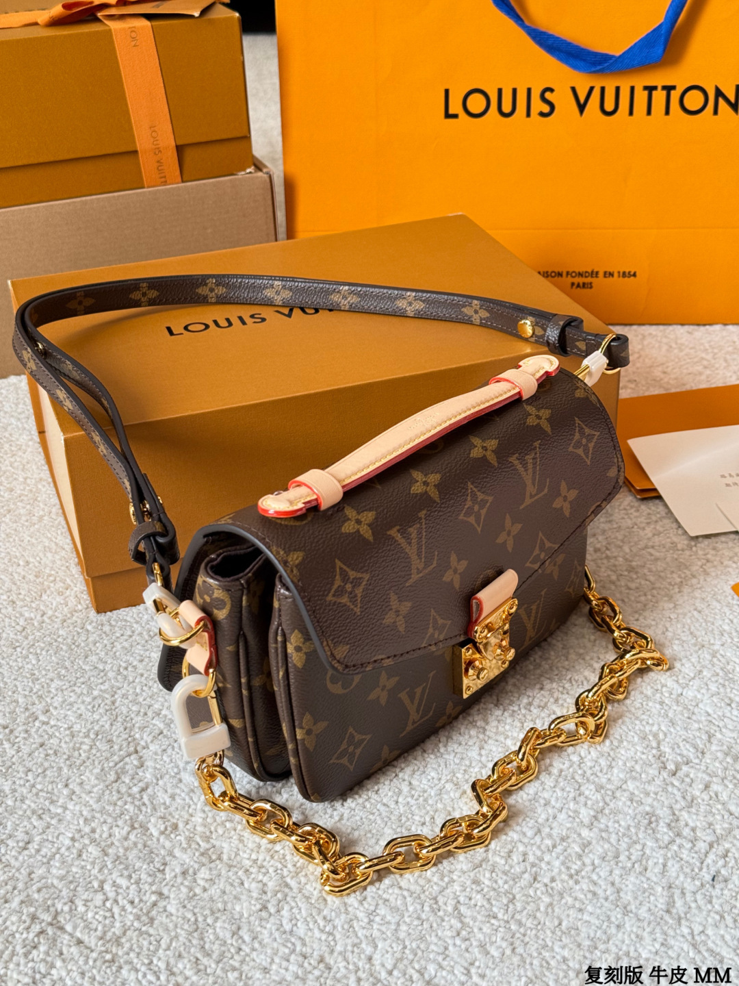 复刻版 牛皮 p270 Lv Pochette Metis East west Mini 新款邮差包 LV邮差包老花手提单肩斜挎包，优雅低调的外形设计和宽敞的包身更加入了实用性，LV闪亮的纯钢金色五金配件- 可调节肩带，配有树糕皮的肩垫，拉链闭合 超细纤维内衬 尺寸 21 14cm 配折叠礼盒🎁 牛皮