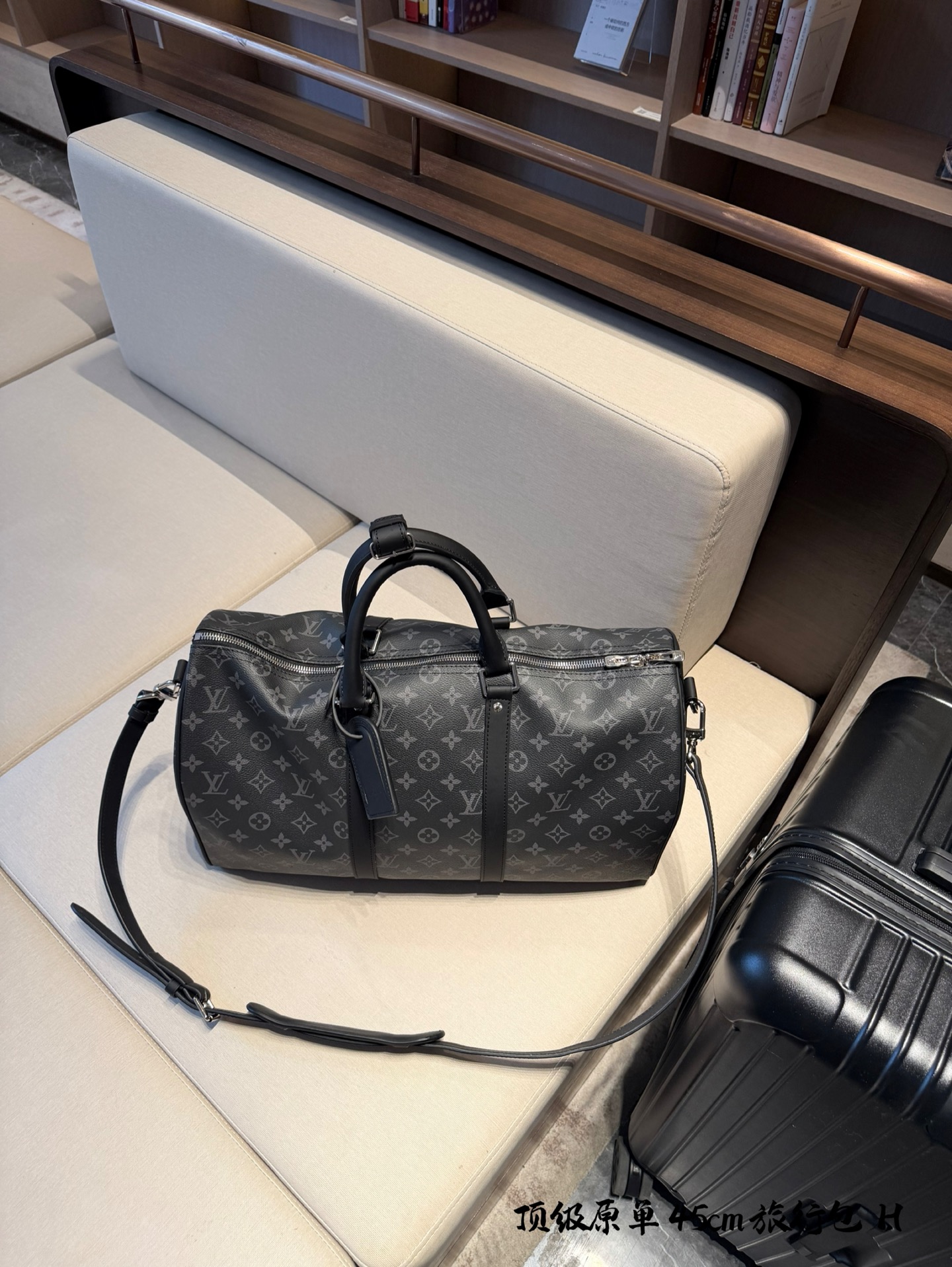 lv 旅行包p220 超酷中LV Keepall老花旅行袋 LVKeepall 出差旅行最常用的一只包 这是超酷的一只包 可以做健身包，也可做旅行袋 容量超级感人非常的实用! 出差三四天背这只包，衣服和洗漱用品完全足够!最主要是凹造型最棒了~ 马上爱豆出街的赶脚 路易威登Louis Vuitton 9VintageMusevie 中古店Iv keepall老花手提包包 45cm无盒