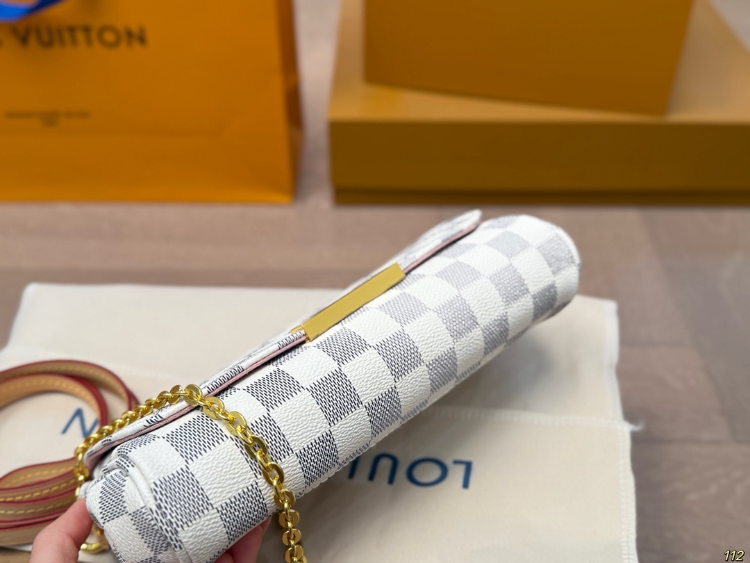 原版复刻&yen;140飞机盒 LV小号晚宴包 变频芯片 路易威登lv腋下包 搭配2条肩带可斜挎🛍 全新搭配 高端品质 原版面料 超级大牌的一款 上身特别洋气 喜欢的美妞抓紧自留啦 尺寸：小号21 11