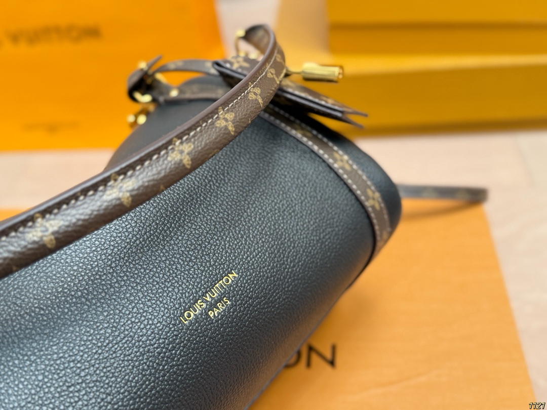 纯皮&yen;240飞机盒钢五金 专柜同步163变频芯片 LV路易威登Express枕头包 配有可拆卸肩带🉑自由转换 手提，肩背或斜挎等各种造型背法 极具松弛感 上身效果时髦好看‼️ 尺寸：小号26 15