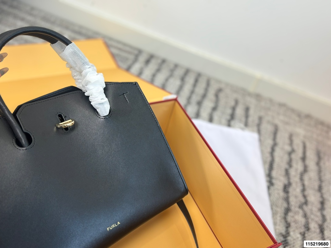 P180配折叠盒⚠️尺寸29.25 Furla Genesi托特包 选用优质牛皮,表面光滑有型,立体剪裁让包内空问更宽敞。金色半圆扭扣+压印Logo,细节满分!尺寸适中,通勤休闲都OK,手提斜挎随心切换。黑色百搭,四季都能用,简约大气,实用又有质感,是职场女生的理想选择