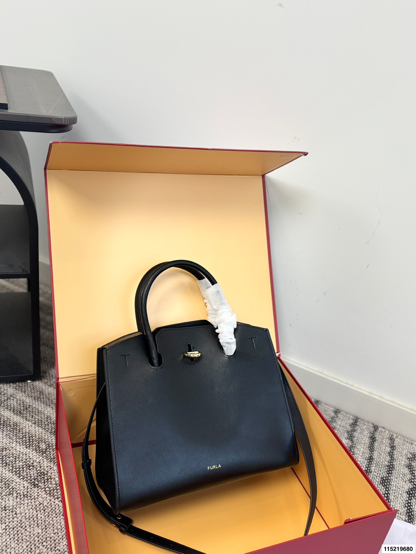 P180配折叠盒⚠️尺寸29.25 Furla Genesi托特包 选用优质牛皮,表面光滑有型,立体剪裁让包内空问更宽敞。金色半圆扭扣+压印Logo,细节满分!尺寸适中,通勤休闲都OK,手提斜挎随心切换。黑色百搭,四季都能用,简约大气,实用又有质感,是职场女生的理想选择