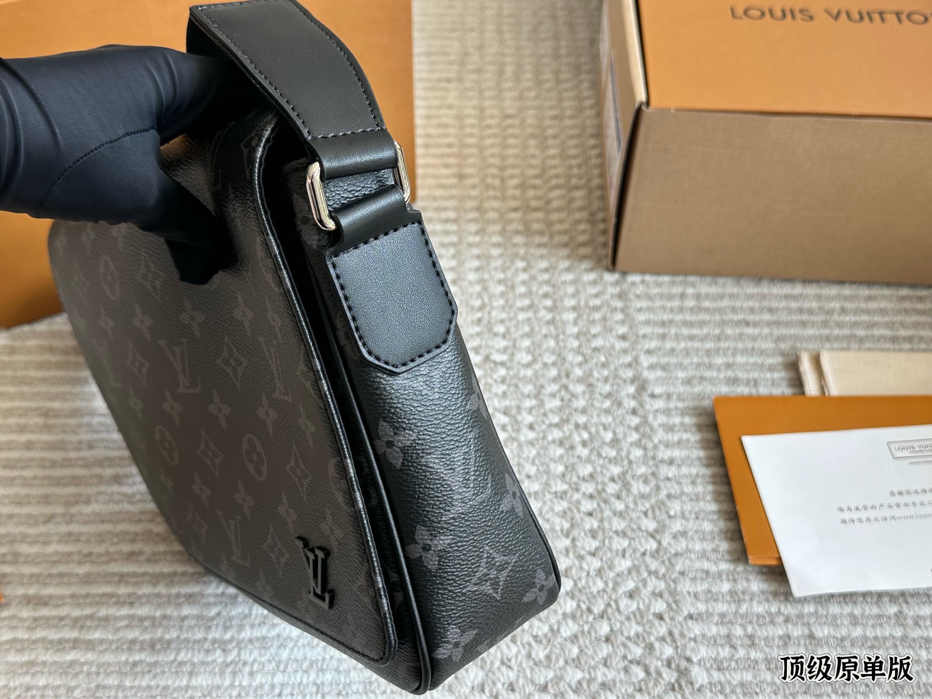 复刻版 牛皮 p200 Lv District 单肩包 #每秒都值得记录 DISTRICT 单肩包 M44000 尺寸：25*22*7cm 经典翻盖邮差包，轻便容量大又采用着经典黑花，虽然没有出众的相貌元素，但这反而增加了它的搭配性，百搭款！出街撞包几率相当低，多种背法，无论是日常出街还是上班族都是可以驾驭的一款！