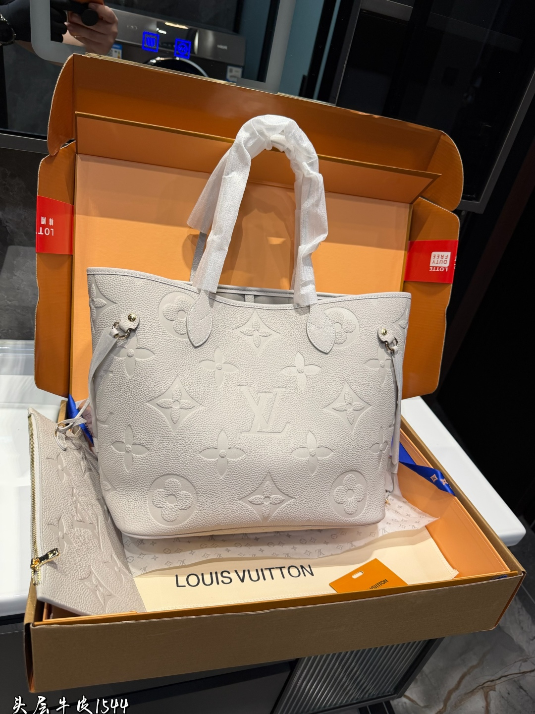 ❤️头层牛皮 p310❤️ Lv牛皮L家 Neverfull 中号购物袋!入门级的款式哦!绝对的终身款!此物经典不言而喻!街拍和实用都是非常nb的选择!大家拿到后可以感受下,皮质颗粒之间空袭分明,宽度平均,摸上去软硬适中,尺寸 32*28cm