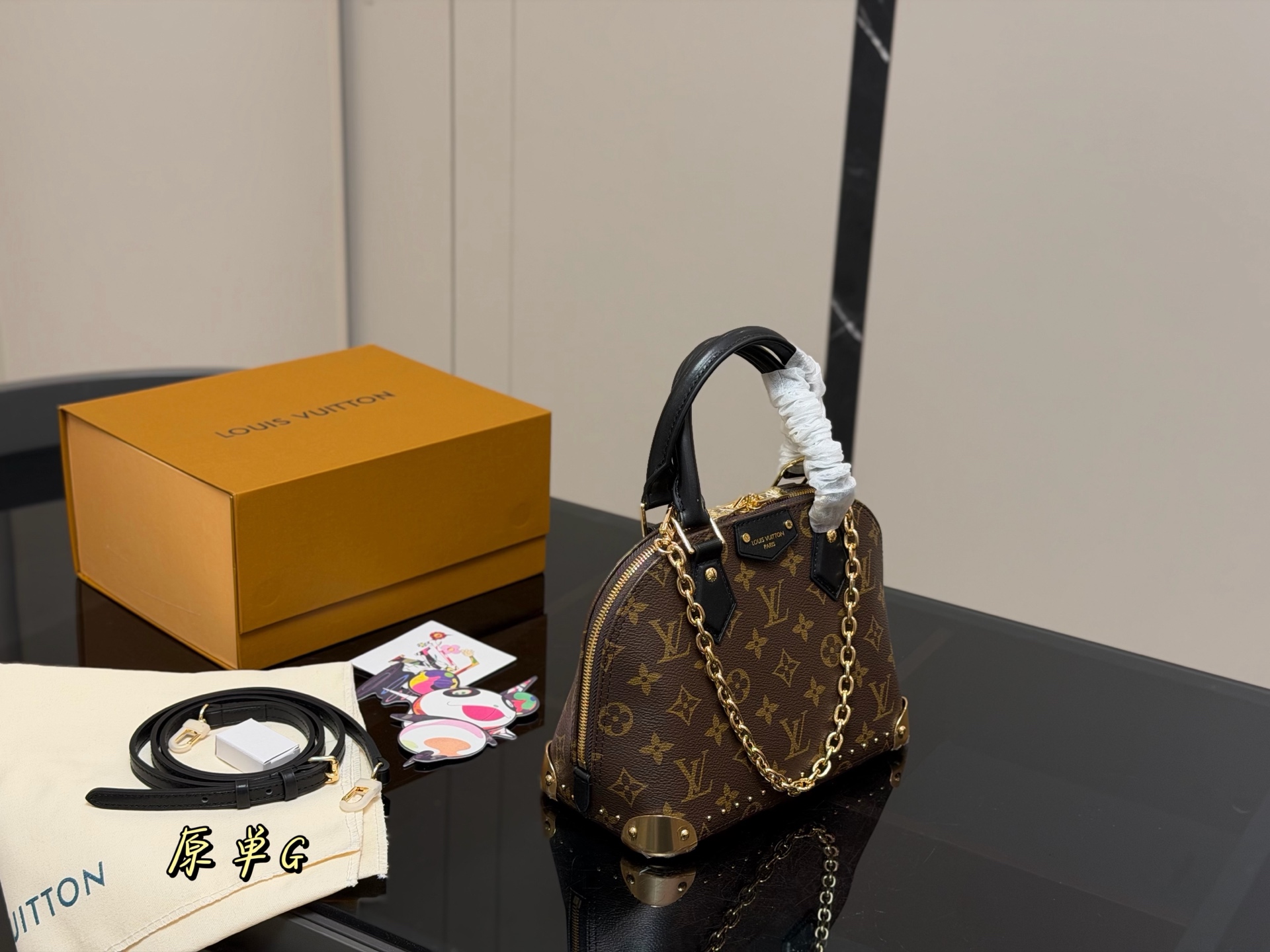 &yen;240 折叠盒飞机盒 Lv新款 alma trunk 贝壳 我能get到了耶！真好看！ 这次包型做了升级 真的好酷好喜欢！ 好适合搭配酷酷的 复古的衣服 链条的吊坠一点要加上 而且是我喜欢的黑色细肩带 尺寸:23.17cm