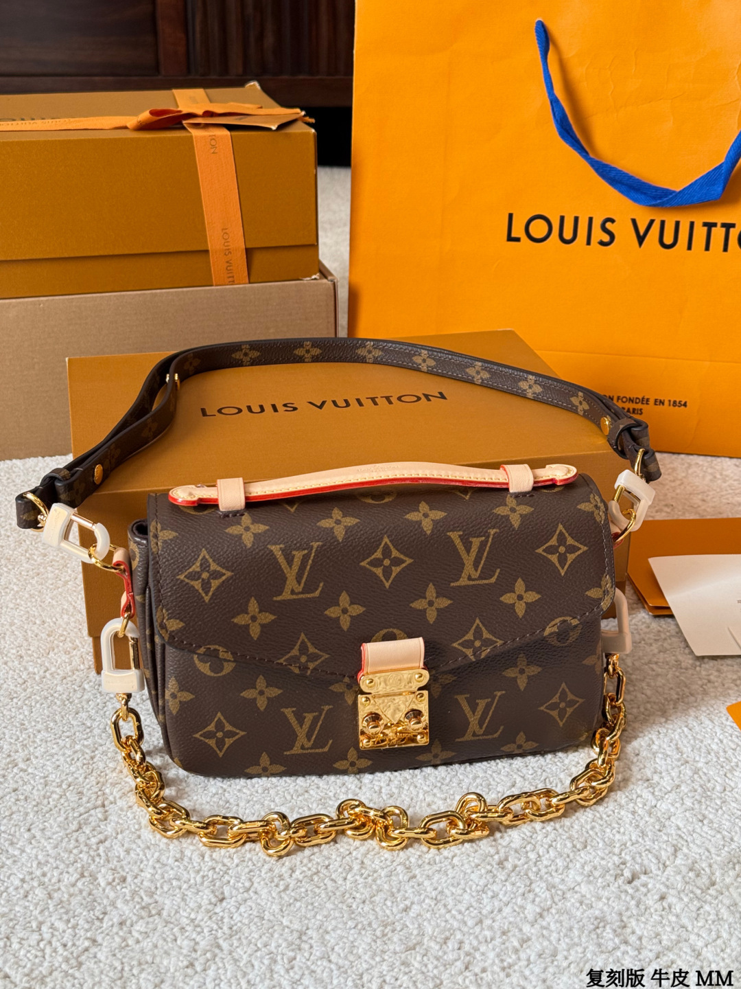 复刻版 牛皮 p270 Lv Pochette Metis East west Mini 新款邮差包 LV邮差包老花手提单肩斜挎包，优雅低调的外形设计和宽敞的包身更加入了实用性，LV闪亮的纯钢金色五金配件- 可调节肩带，配有树糕皮的肩垫，拉链闭合 超细纤维内衬 尺寸 21 14cm 配折叠礼盒🎁 牛皮