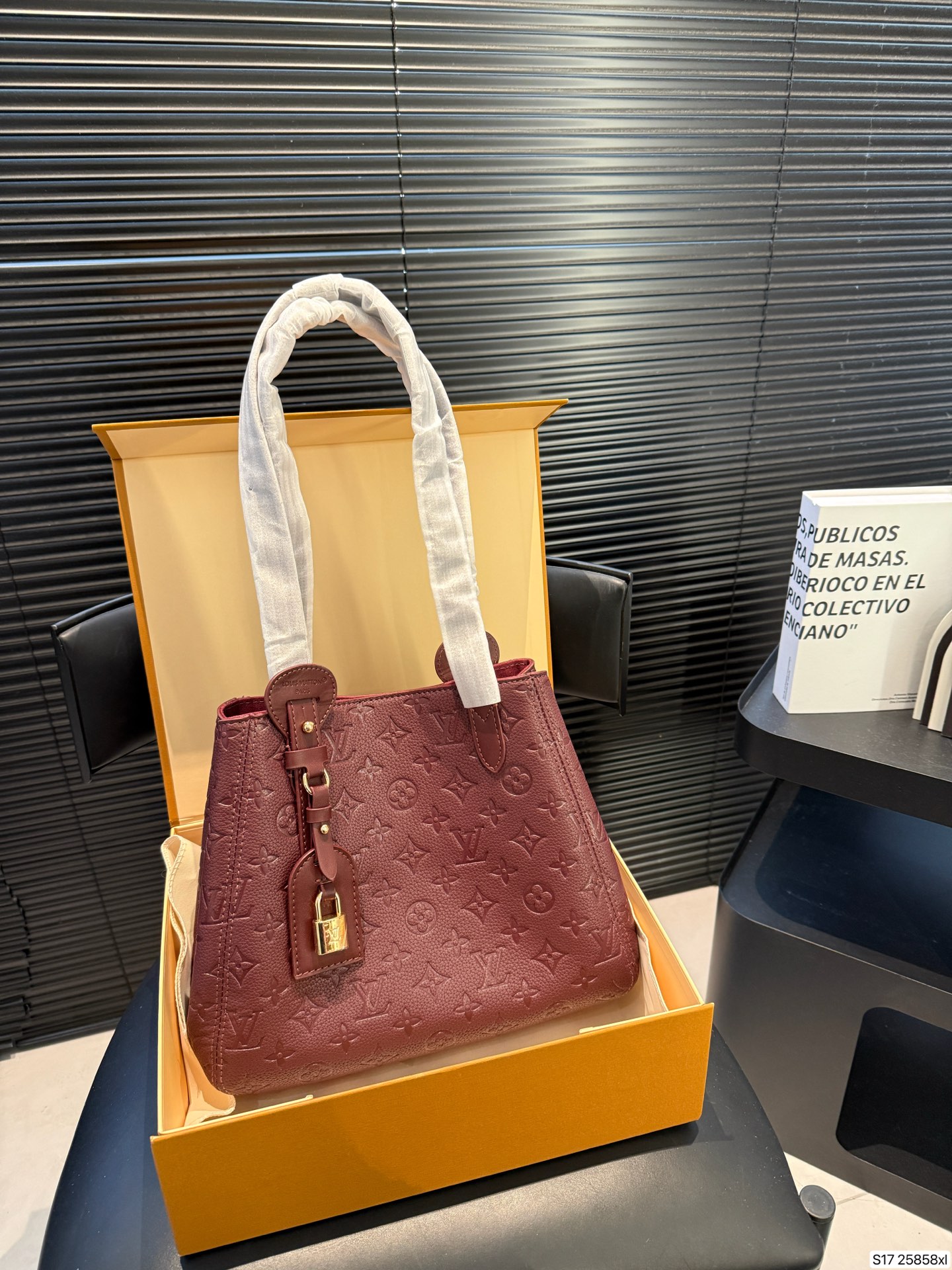 P135 配折叠盒 LV新款 all in one实拍，又优雅住了 LV皮质款一如既往的有质感哇🎊 这次出了黑色和大象灰两个颜色 比较低调一些，会更有质感 高质感轻松拿捏啦 尺寸28 25货号25858