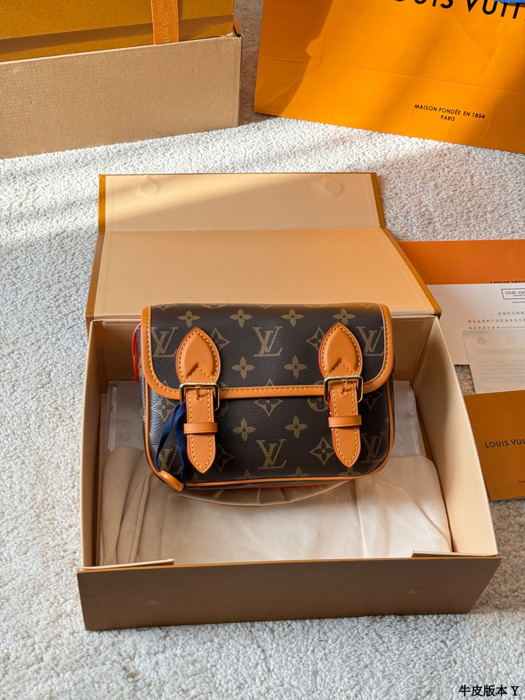 牛皮版本 p230 LV Satchel 迷你邮差包 LV Satchel迷你邮差包，经典Monogram老花帆布+深蜜色牛皮饰边，复古学院风满满！尺寸19x15cm，小巧精致，日常通勤、休闲出行都超适合艹。双扣设计+可调节肩带，单肩斜挎都OK，内部空间能装手机、钥匙、卡包等小物。灵感源自1930年代邮差包，实用又有收藏价值，男女都能轻松驾驭，搭配休闲或复古穿搭都很出彩