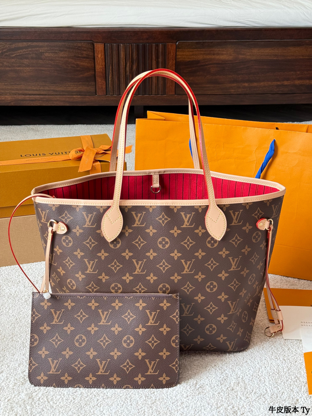 牛皮版本 p175 Lv 牛皮 L家 Neverfull 中号购物袋!入门级的款式哦!绝对的终身款!此物经典不言而喻!街拍和实用都是非常nb的选择!大家拿到后可以感受下,皮质颗粒之间空袭分明,宽度平均,摸上去软硬适中,变色皮哦!尺寸 :32 *28 (密封折叠礼盒包装 配海关贴 发票 免税店证书📄)