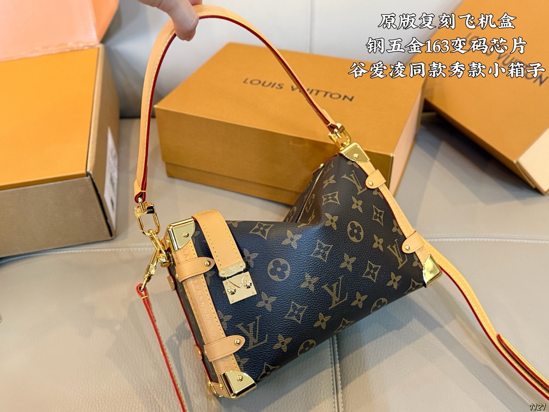 原版复刻&yen;225飞机盒 钢五金163变码芯片 谷爱凌同款 秀款 小箱子 LV Side trunk 谷爱凌 盒子包/ 箱子包 新款！是软软的小箱子 很多精致的小细节在里面 大容量又实用又好凹造型 长短肩带随意切换 无论是富婆还是可可爱爱 都可以凹出超好看的造型尺寸 23 16