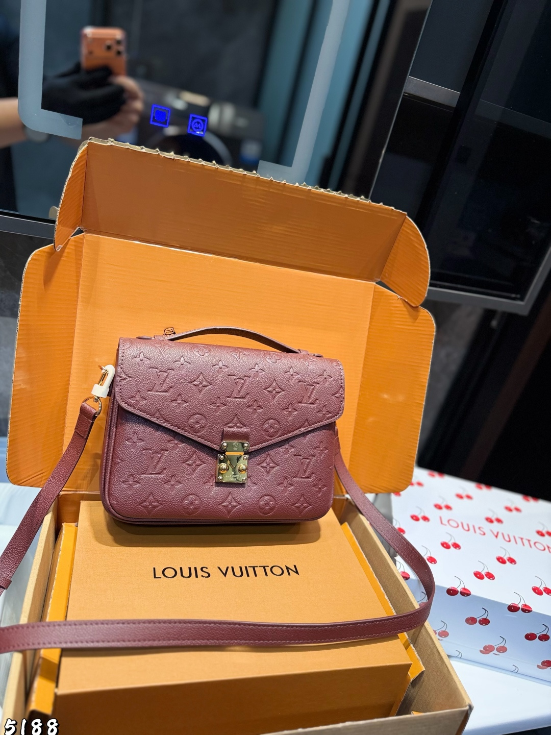 ❤️p215（礼盒包装）❤️ Lv 路易威登｜Pochette Metis East west Mini 新款邮差包 LV邮差包老花手提单肩斜挎包，优雅低调的外形设计和宽敞的包身更加入了实用性，LV闪亮的纯钢金色五金配件- 可调节肩带，配有树糕皮的肩垫，拉链闭合 超细纤维内衬 尺寸 21 14cm