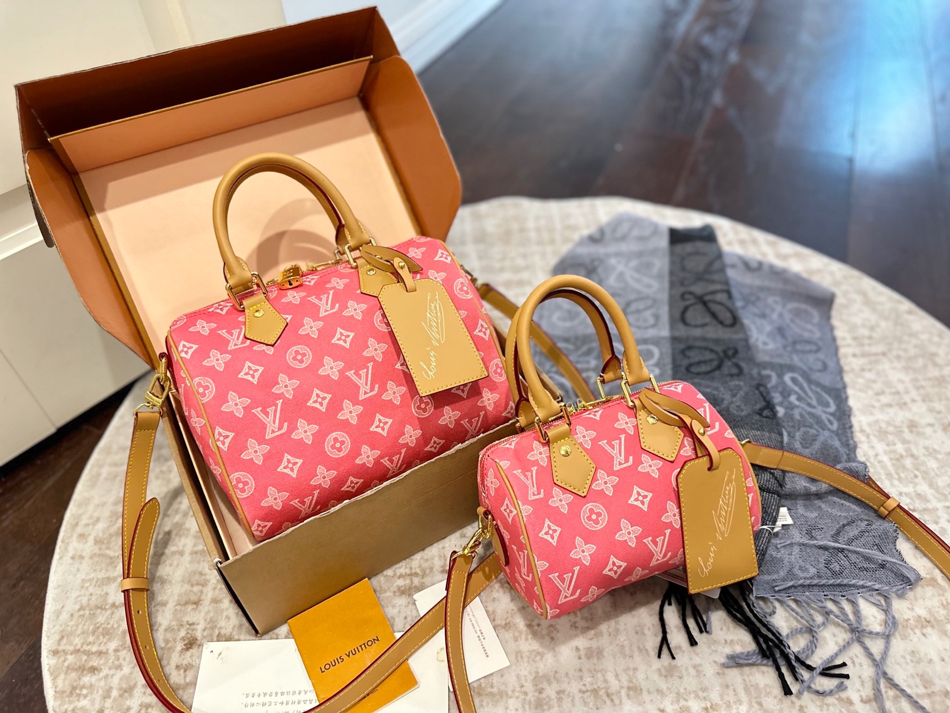 p155/p165 折叠礼盒包装 LV 新款 Speedy Nano 枕头包 LV 新款系列 枕头包 手袋,全网首发 LV Speedy nano 枕头包这款Retiro 手袋以标志性 经典永恒。优雅低调的外形设计和宽敞的包身更加入了实用性 尺寸 20cm/25cm