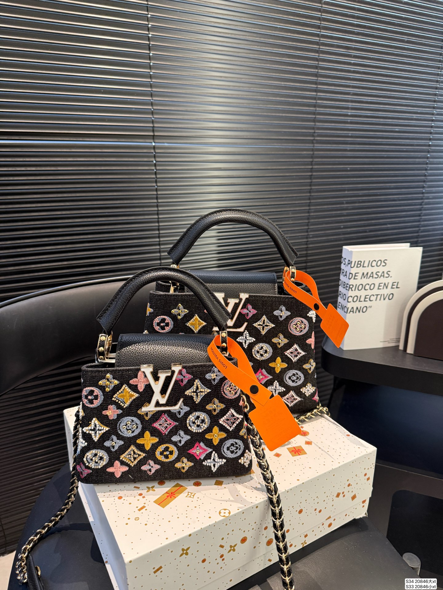 大号P220 小号P215 LVCapucines 贵妇包 超繁琐制作工序，女王范儿必备，经典大logo设计，结合monogram经典小花元素[哇]简洁大气，尺寸合理、容量OK，可手提可单肩， 尺寸：大号27 18 小号20 14 货号大20846