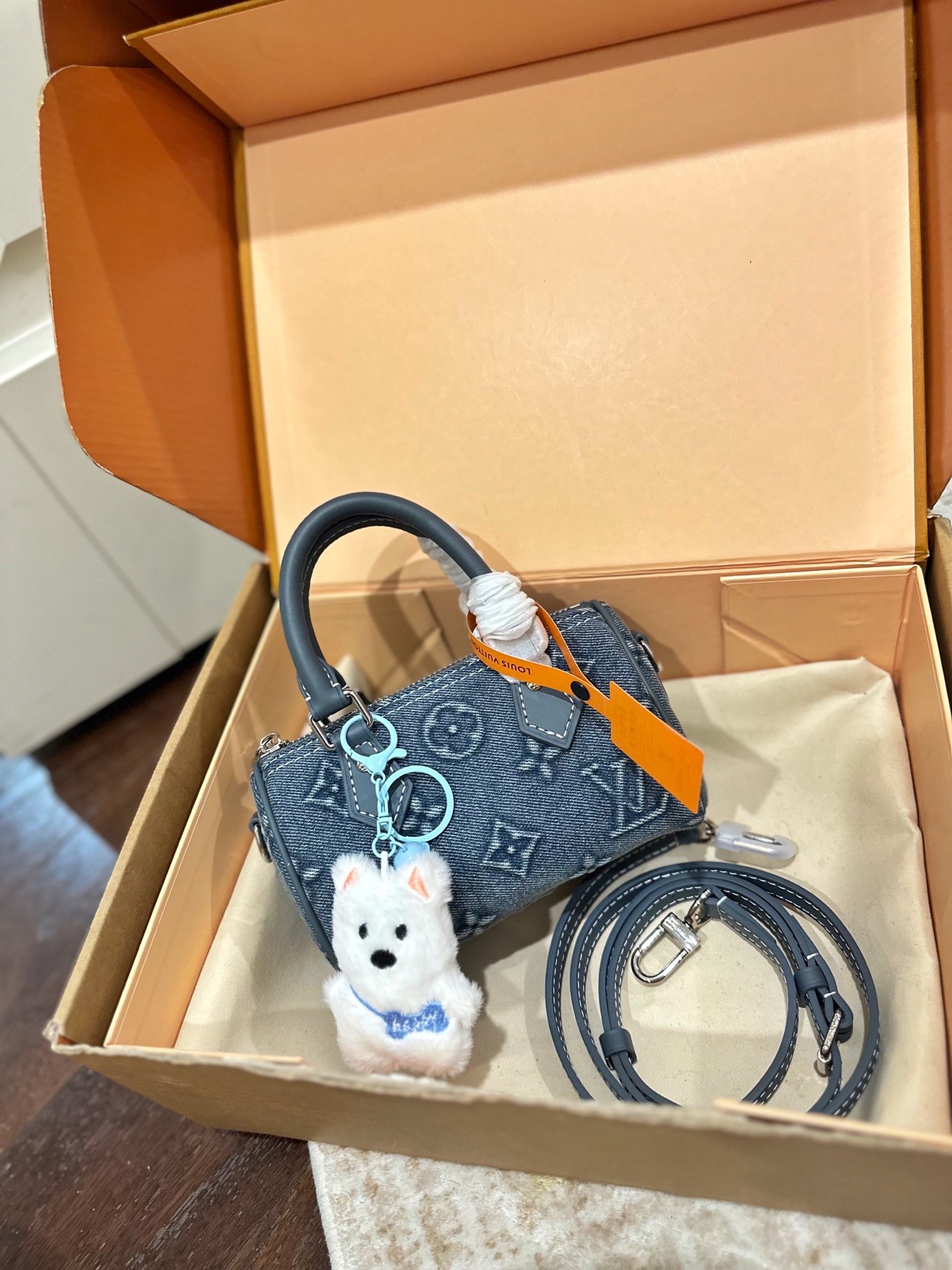 变码芯片p130 送挂件 官网双盒包装 size：16*10cm L家 永远经典Speedy Nano 将欢愉注入每个设计细节！ LBuy限量呈献 全新圣诞 设计的 Vivienne Winter Holiday