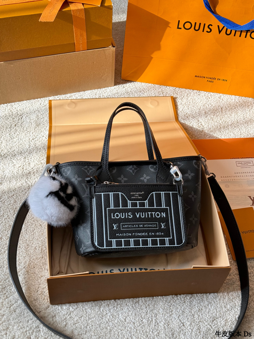 牛皮版本 p205 LV 双面 Neverfull BB手袋 &reg;LVx自Nevertull BB手装，经典Monogram老化肌升 +黑色粒面牛皮拼接，双面可用，风格随心切换！尺寸26.5x16.5&times;11cm，配可拆卸拉链小包和肩带，手提、斜挎都OK。内部空间超能装，通勤出街都很实用。黑色荔枝纹牛皮质感细腻耐用，银色金属件超有现代感，时尚又百搭，日常搭配无压力！