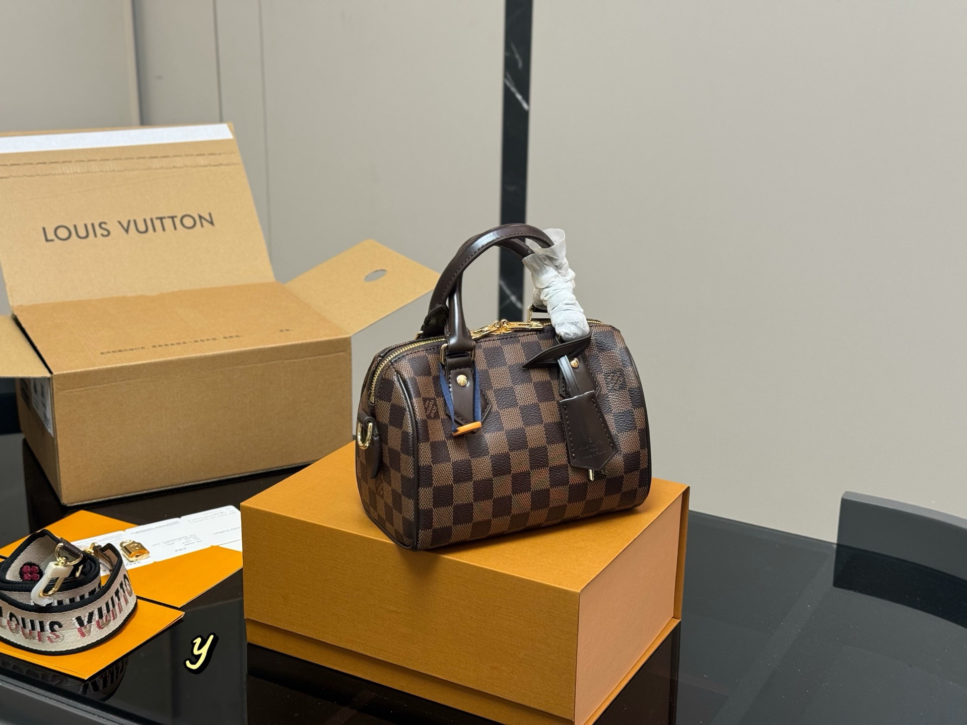 &yen;195 配折叠盒飞机盒 size：21.15cm LV SPEEDY20 新款枕头包 搜索🔍 Lv 枕头包