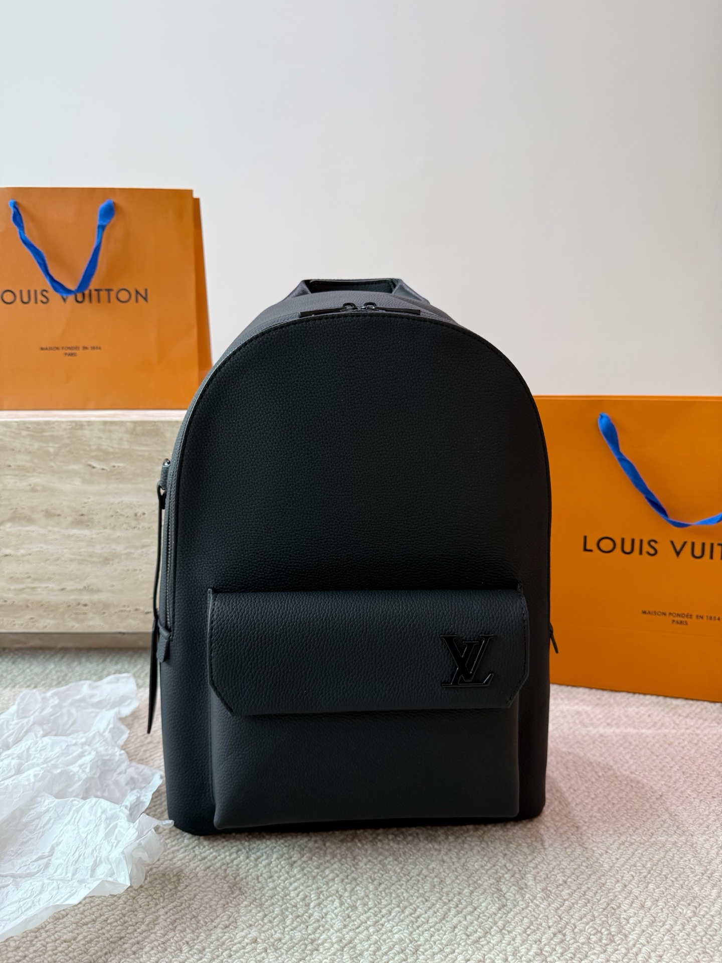 原单品质 P160 Lv 双肩包 Monogram帆布裁制而成，此款Hot Springs双肩背包代表LV Vernis皮革的华丽回归。是一款风格百搭而可爱，适合全天背携的时尚包袋，漆光牛皮，棉质帆布内衬，Monogram帆布饰边。进口漆皮搭配纯钢五金，尺寸30 45cm