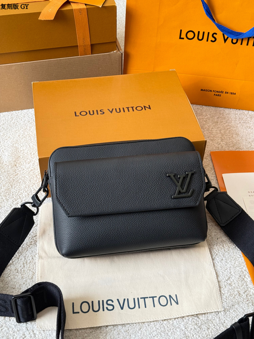 复刻版 p225 LV Takeoff 小号邮差包 LV Takeoff小号邮差包，黑色粒面牛皮+经典 Monogram压纹，低调又有质感！翻盖设计+可拆卸肩带，单肩or斜挎都OK，通勤休闲都能搭。尺寸刚好，手机钱包轻松装下，实用又时髦，是男士必入的经典单品！ 尺寸 23 18cm