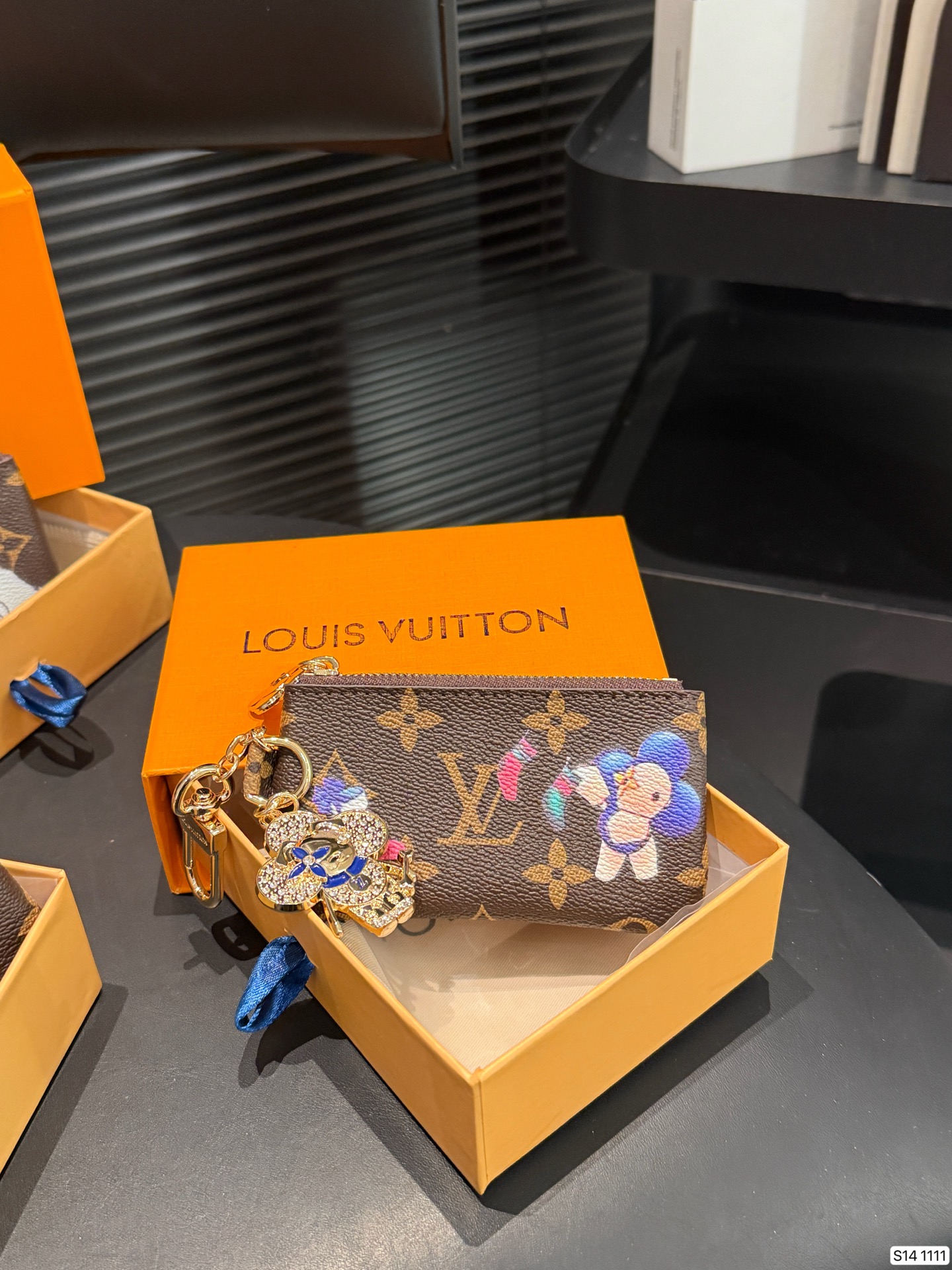 P120 配盒子 今天着重介绍一下我最爱的小卡包十钥匙包+零钱包： 驴牌老花~ 外形就比银行卡大一圈，内部刚好可以放下 尺寸11.5 6 货号1111