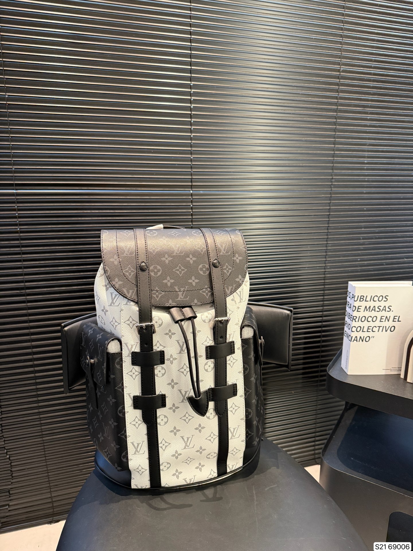 P155 LV 早春最新款 双肩包 这款时尚功能背包是最适合都市活躍人士 它将运动袋形与独特的品牌细节元素结合 背都超好看哦！尺寸: 32 42 货号69006