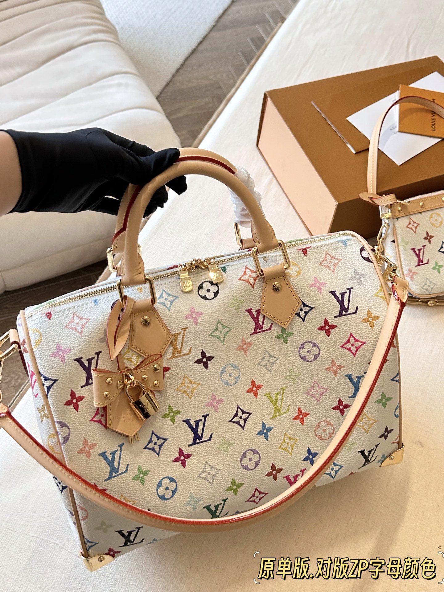 💰300 配盒 白三彩 原单版 size：30*21cm 快來看看L家 Speedy30 枕头包 尺寸30公分日常、旅行都適合! 这个尺寸太喜欢了 真好用！也太 COOL！