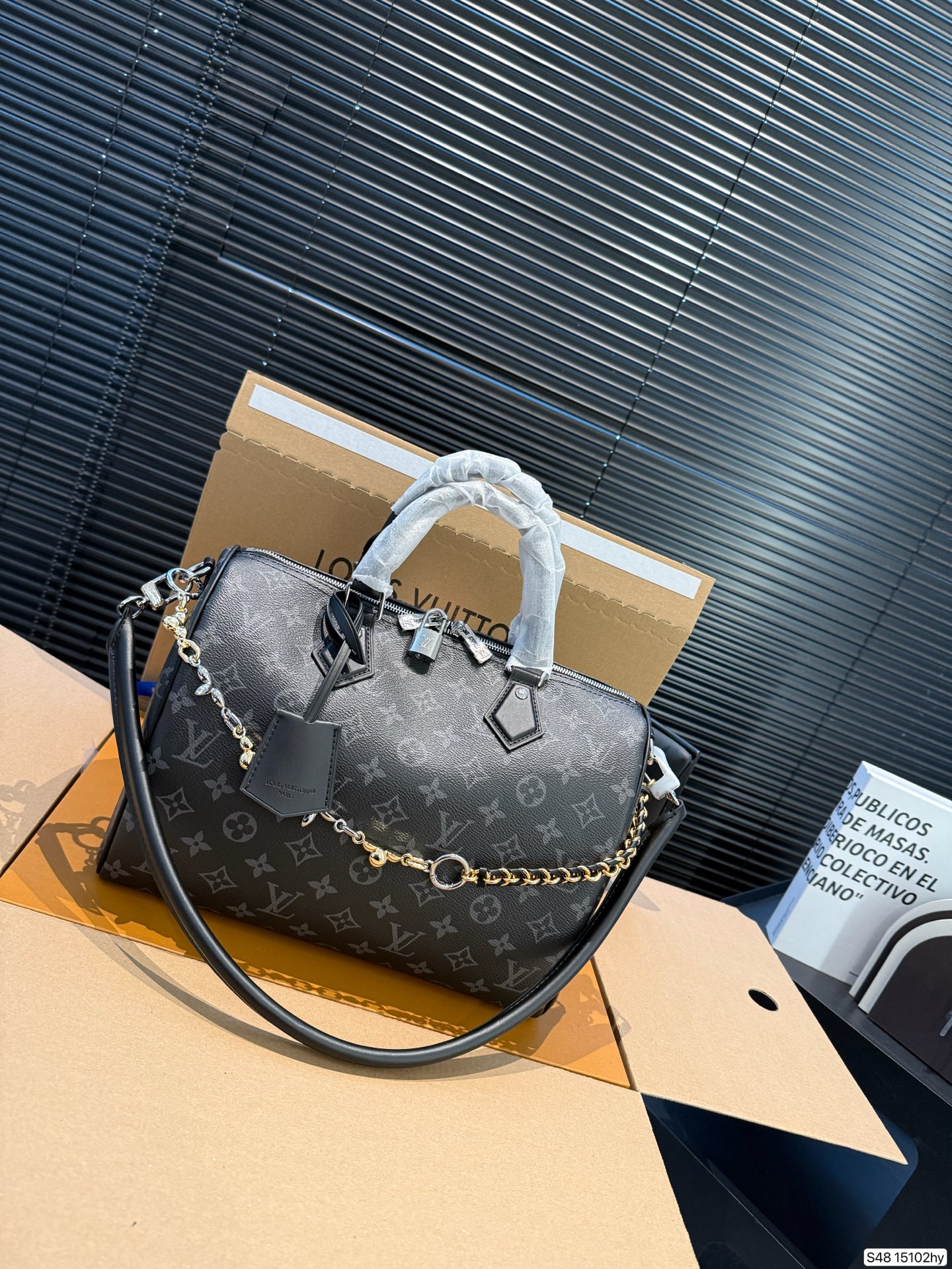 P290 配飞机盒折叠盒 Lv X Nigo Keepall 30.枕头包 手袋是一款理想的都市手袋。 标志性的造型与经典的 Monogram 帆布，加之多种携带方式和奢华的天然饰边为该包平添一份时尚前卫之感。尺寸：30 21货号15102