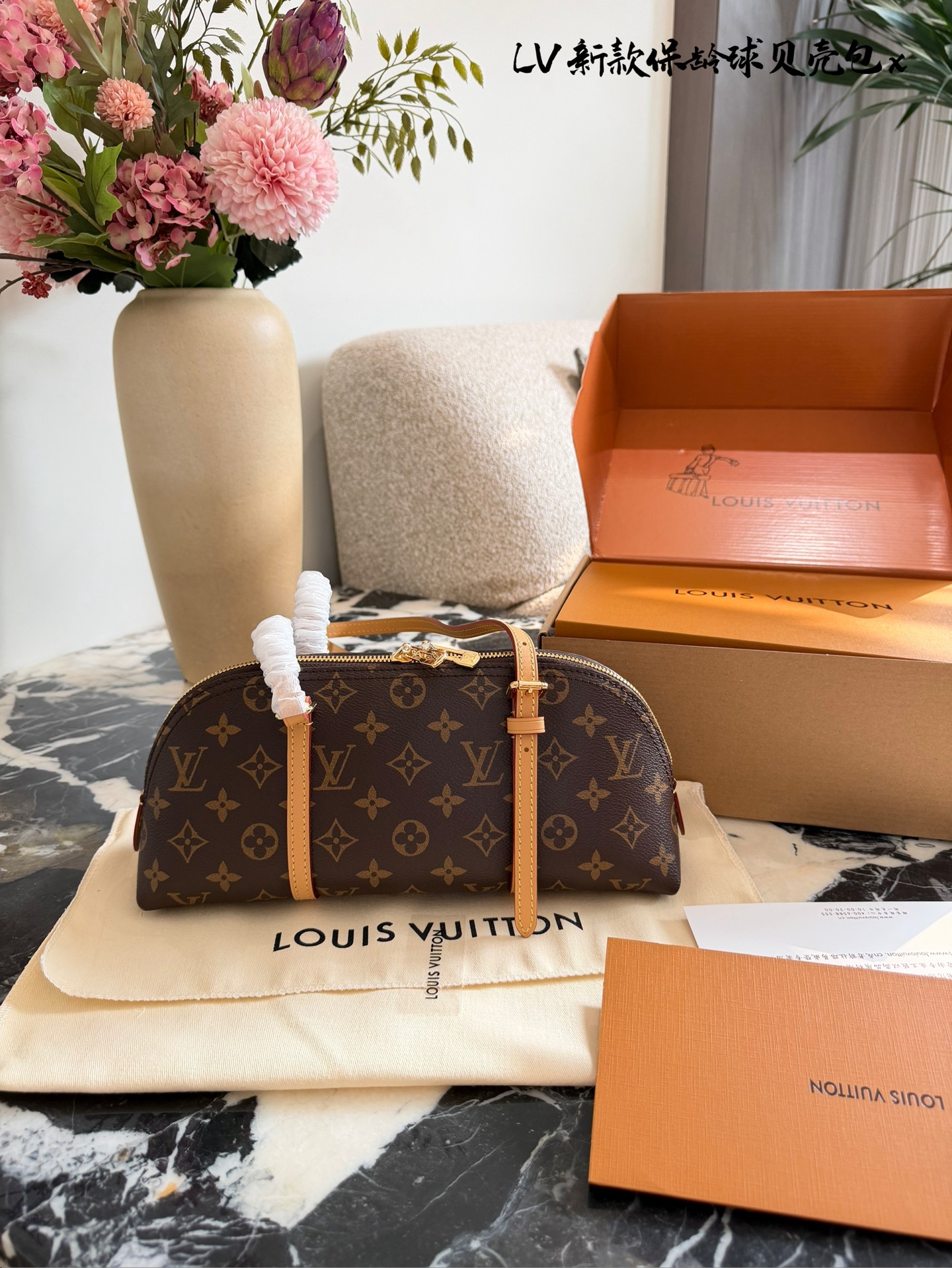 LV Papillon 26圆筒包p250 LV Papillon 26圆筒包，经典Monogram老花帆布+牛 皮饰边，复古优雅又实用! 26cm小巧尺寸，手提、单肩、斜挎都OK,，通勤休闲都能驾驭'+。灵感来自1940年代好莱坞，融合现代廓形，容量适中，日常物品轻松收纳。圆筒造型超有辨识度，是明星街拍和中古市场热门款，四季都能搭配，时髦又百搭!