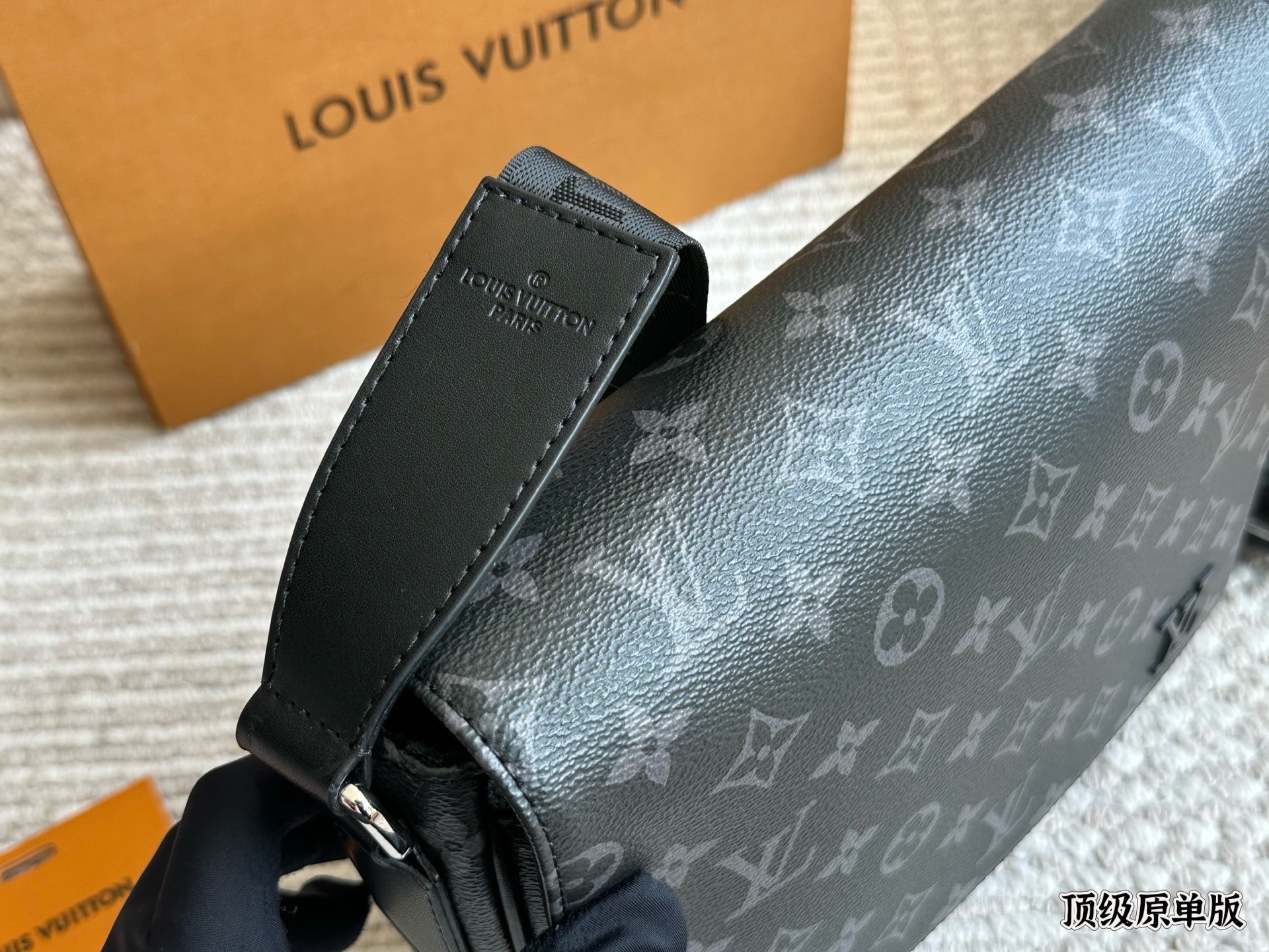 复刻版 牛皮 p200 Lv District 单肩包 #每秒都值得记录 DISTRICT 单肩包 M44000 尺寸：25*22*7cm 经典翻盖邮差包，轻便容量大又采用着经典黑花，虽然没有出众的相貌元素，但这反而增加了它的搭配性，百搭款！出街撞包几率相当低，多种背法，无论是日常出街还是上班族都是可以驾驭的一款！