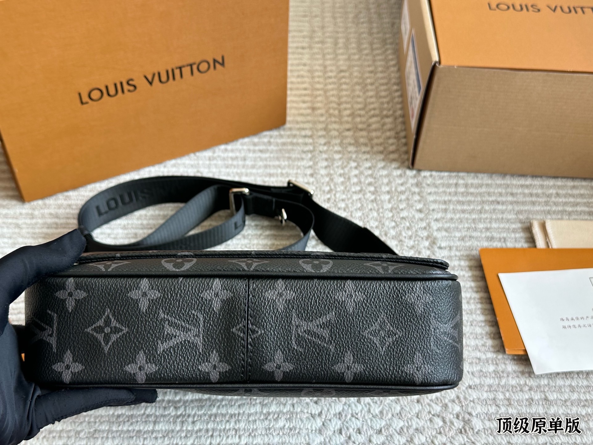 复刻版 牛皮 p200 Lv District 单肩包 #每秒都值得记录 DISTRICT 单肩包 M44000 尺寸：25*22*7cm 经典翻盖邮差包，轻便容量大又采用着经典黑花，虽然没有出众的相貌元素，但这反而增加了它的搭配性，百搭款！出街撞包几率相当低，多种背法，无论是日常出街还是上班族都是可以驾驭的一款！