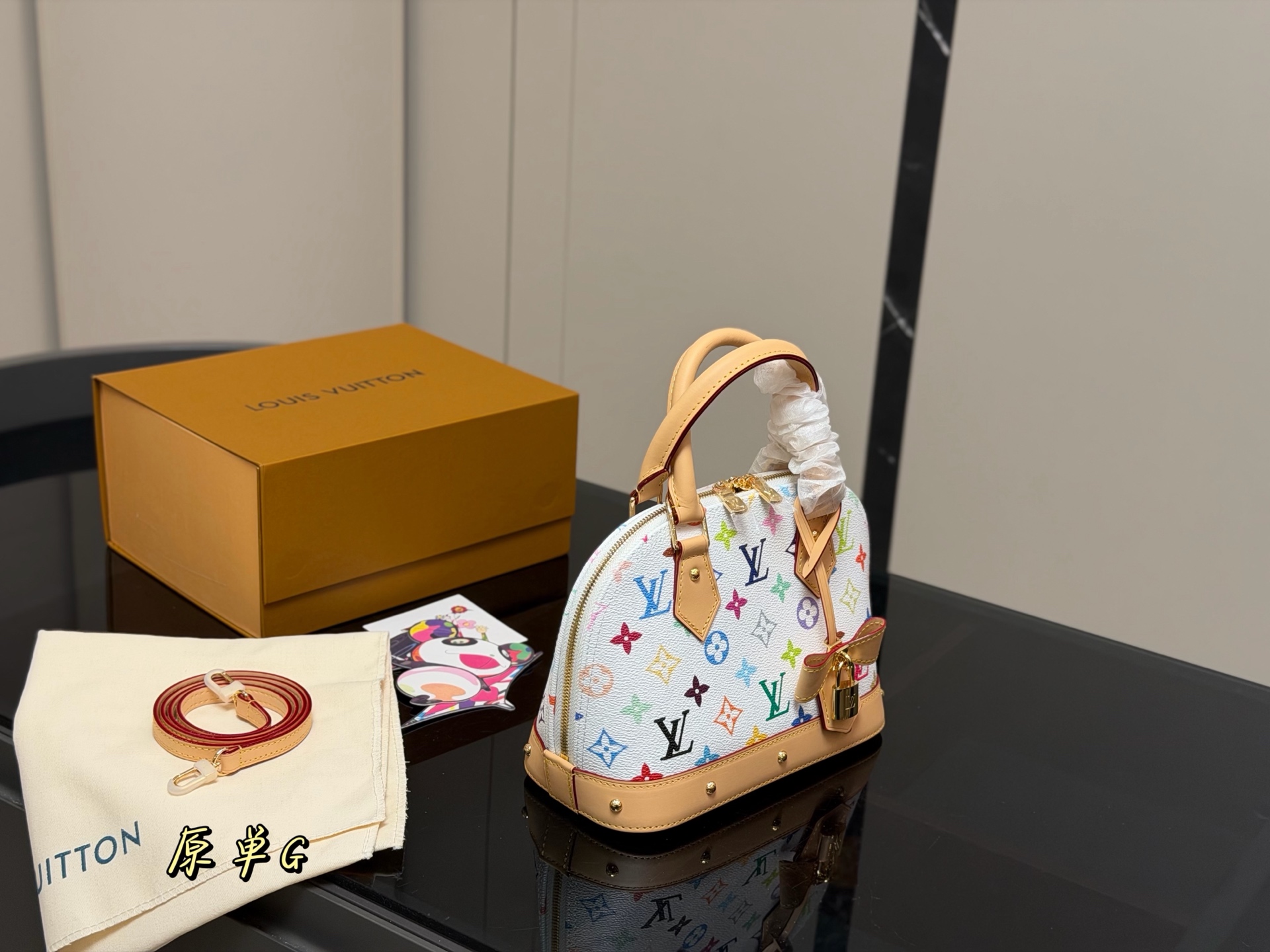 ¥215 配折叠盒飞机盒 size:25*18cm Lv 这个白三彩 alma贝壳 太可爱啦! 小巧又复古已经拎着溜达两天了~