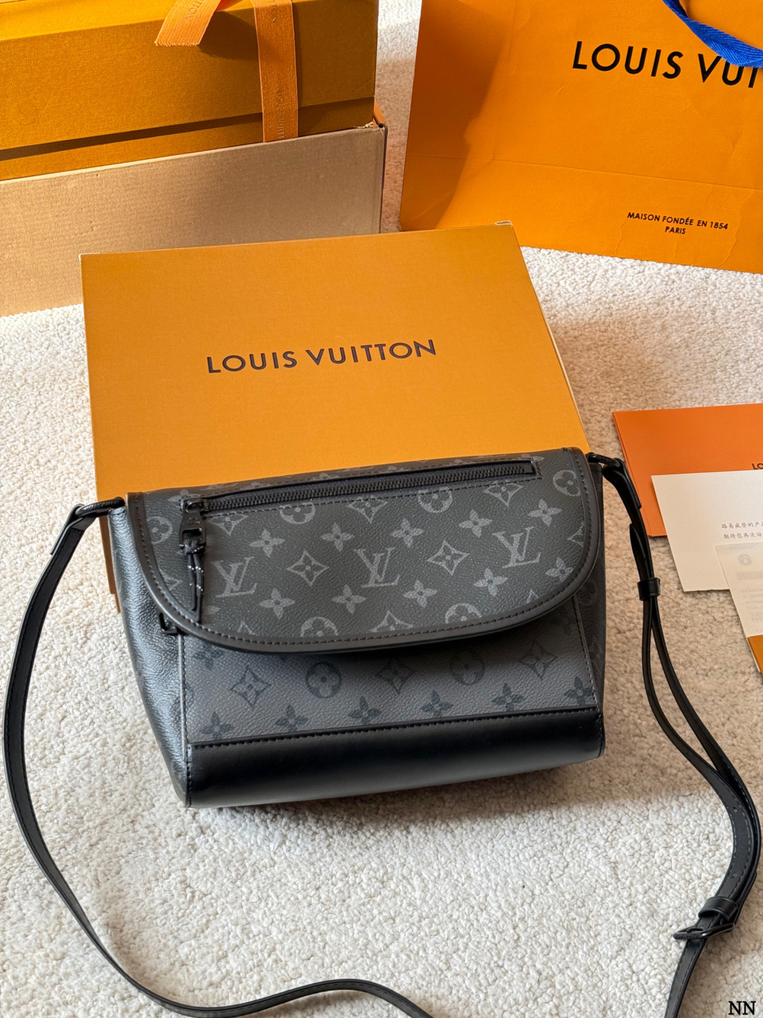 牛皮版本 p160 LV Pulse 邮差包 M12681 VLV Pulse邮差包M12681,黑色Monogram Eclipse涂层 帆布+牛皮饰边,低调又有辦识度艹。盖磁扣+外拉链袋,内部多夹层,收纳超方便!肩带可调节,单肩斜挎都OK,通勤休闲都能搭。 线绳拉链头设计,时髦又实用,是LV黑武士系列热门款,商务休闲都能轻松驾驭 尺寸 23 18cm