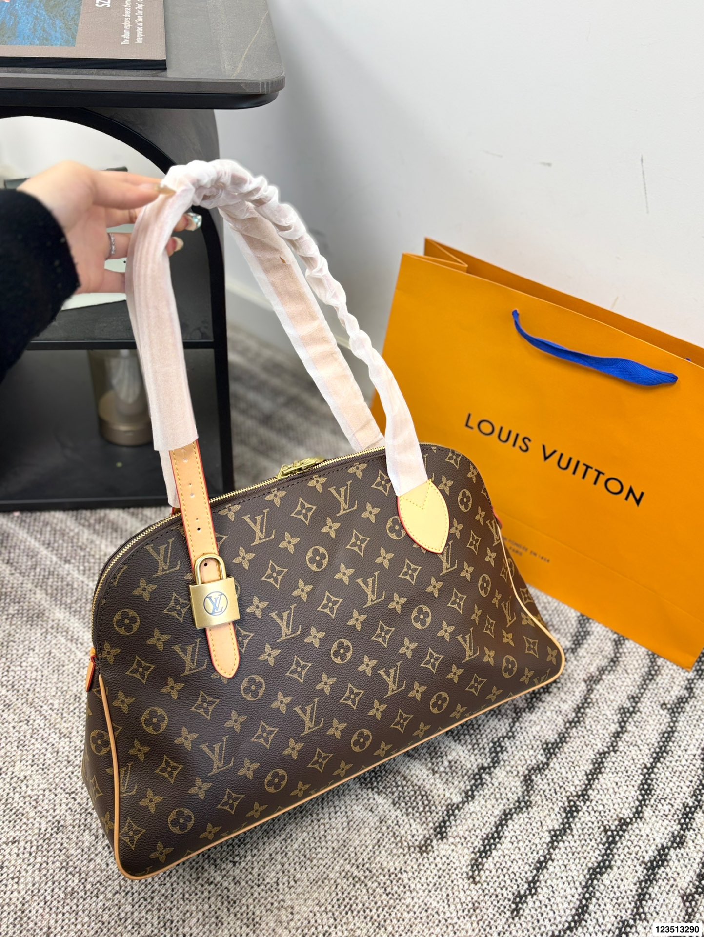 p140 无盒 LV 新款购物袋系列Low Key Hobo手袋中古系列锁头托特tote 可调节肩带点缀经典铭纹挂锁 尺寸43.26