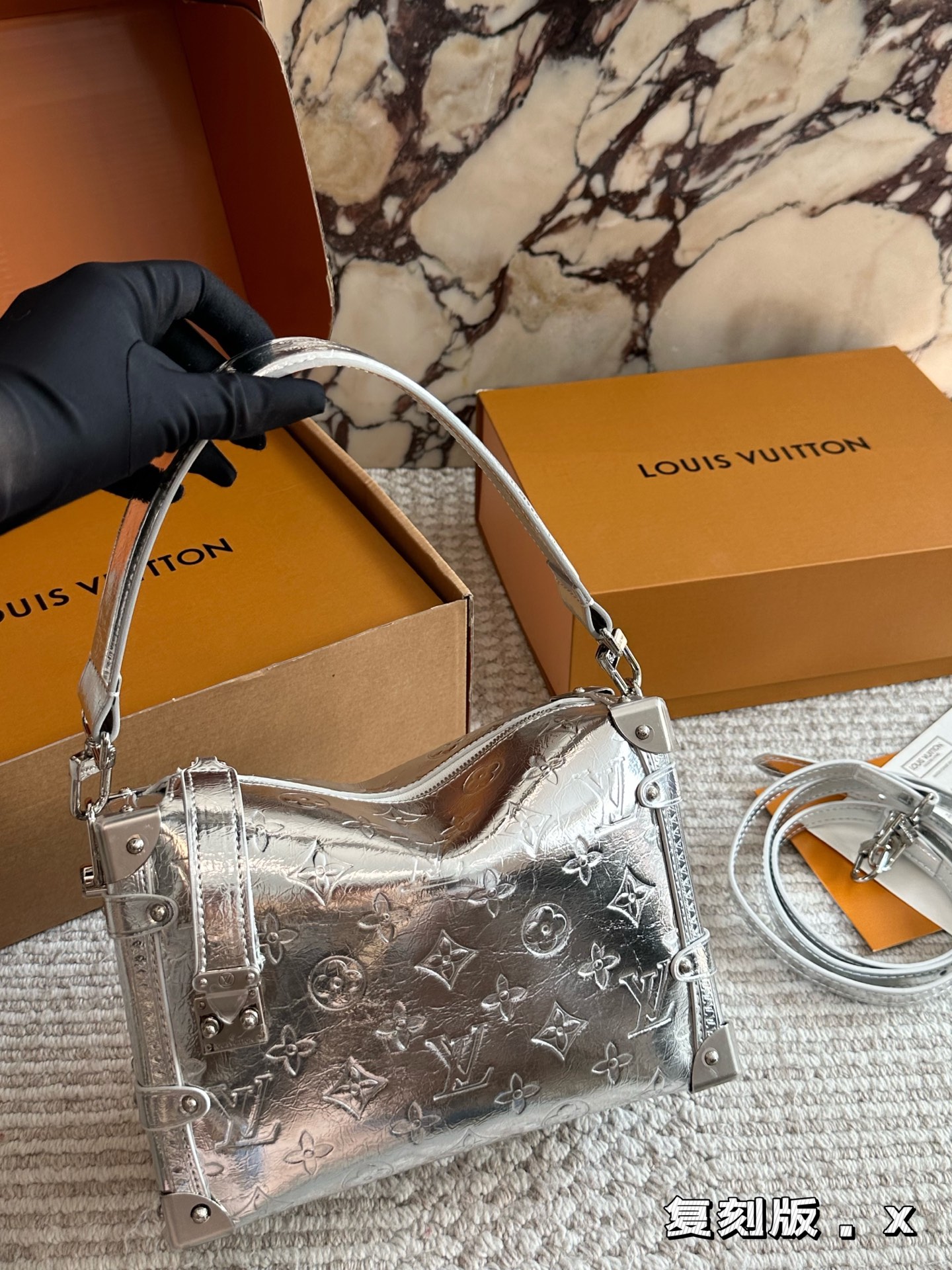 💰220 复刻版 size：23*16cm 超时空爆款 Lv 26王炸新款包trunk 谷爱凌 走秀小软箱s来了终于!!! 超级洋气 upupup 搜索🔍Lv 软箱子（盒子） 全套包装🎁