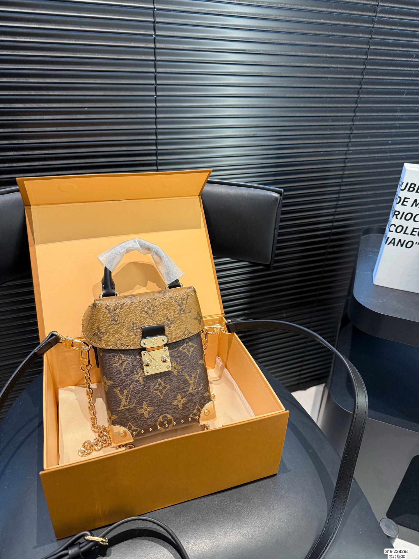 P145 配盒子 Lv手机包芯片版本 LV | 老花新款Metis手机包圃首发实拍分享LV 能放下16PROMax啦 出门特别方便 链条是和金属拼接，时髦感满满! 尺寸：12 17 货号23829s