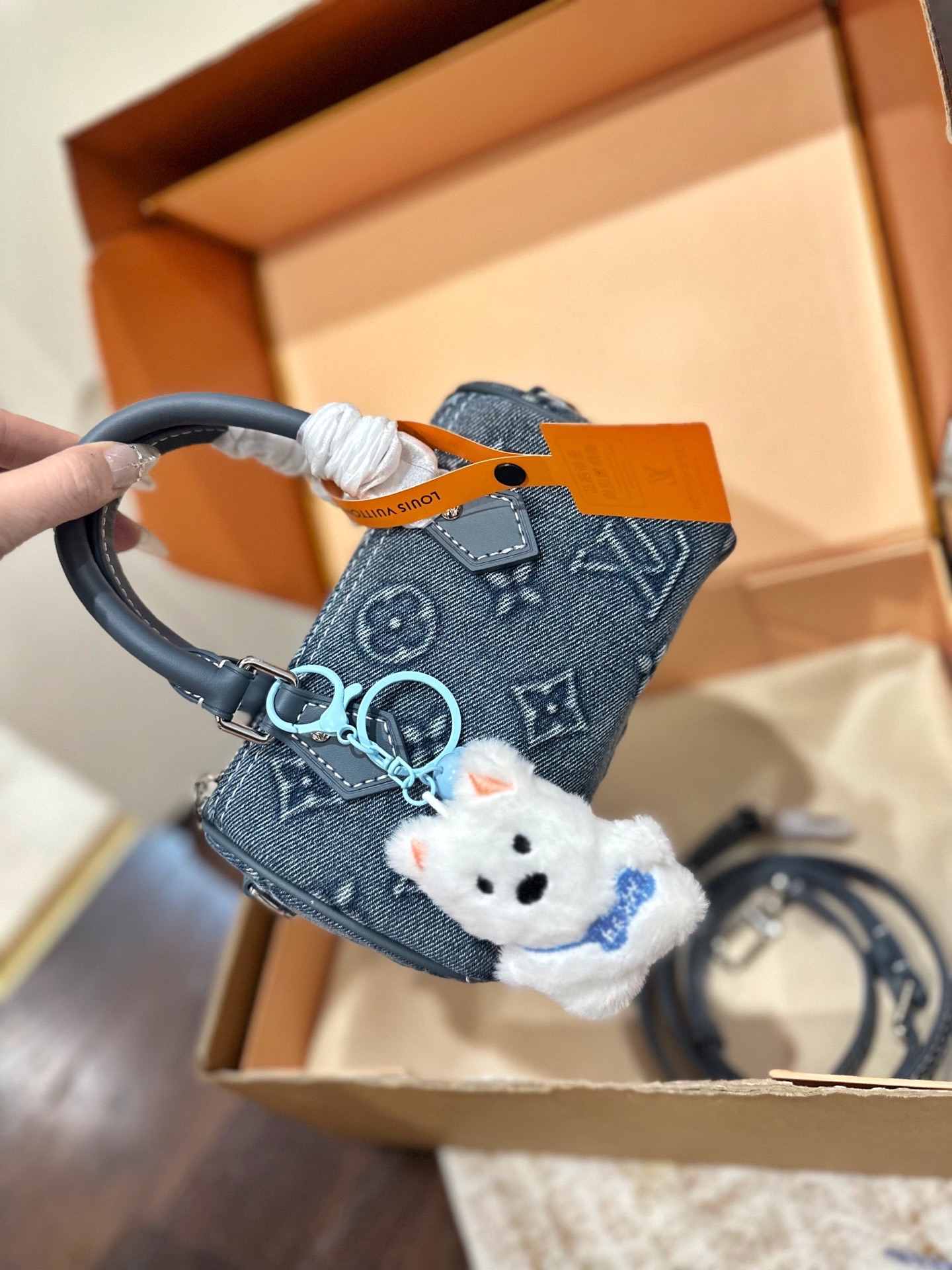 变码芯片p130 送挂件 官网双盒包装 size：16*10cm L家 永远经典Speedy Nano 将欢愉注入每个设计细节！ LBuy限量呈献 全新圣诞 设计的 Vivienne Winter Holiday