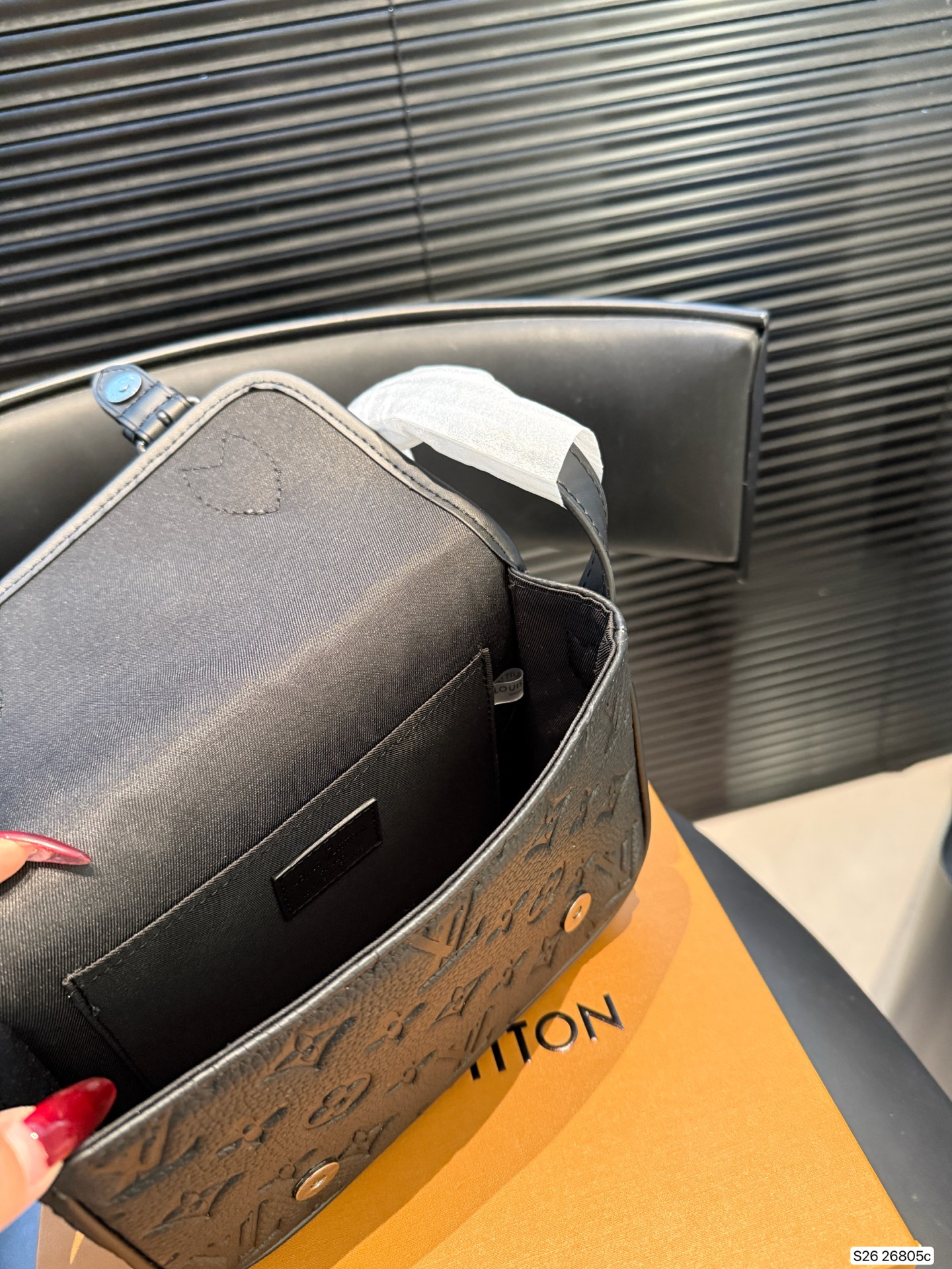 P180 配折叠盒 牛皮Lv邮差 真被这个LV小包惊艳到 之前的大邮差终于出小版了！ 变小后更加精致了 而且放手机等物品无压力 尺寸：20 16 货号26805