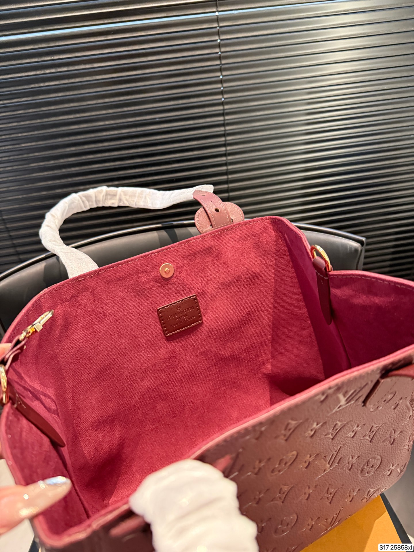 P135 配折叠盒 LV新款 all in one实拍，又优雅住了 LV皮质款一如既往的有质感哇🎊 这次出了黑色和大象灰两个颜色 比较低调一些，会更有质感 高质感轻松拿捏啦 尺寸28 25货号25858