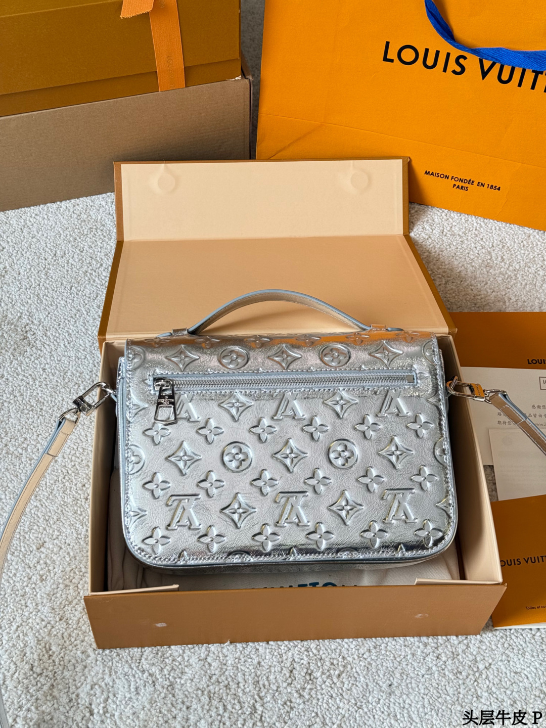 头层牛皮 p290 LV Pochette Metis 银色邮差包 SLV Pochette Metis银色邮差包，采用MonogramEmpreinte压纹牛皮，质感细腻耐用。斑鸠灰色低调优雅，银色五金+S型锁扣，细节满分！25x19x7cm25x19x7cm，内部多隔层+拉链口袋，收纳超方便。可拆卸肩带，手提斜挎都OK，通勤休闲都能驾驭了。经典设计+实用性，LV标志性单品，时髦精必入！