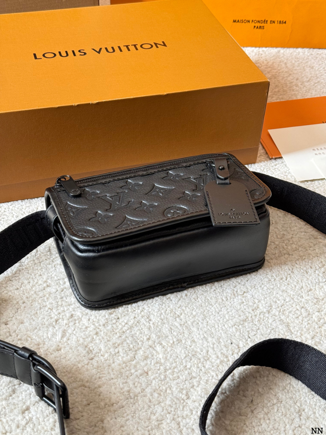 牛皮版本 p170 LV 黑花 Soft Trunk 盒子包 VLV Soft Trunk黑花盒子包，经典Monogram Eclipse黑花图案，低调又有辦识度！涂层帆布＋牛皮饰边，质感满分。配可调节肩带，单肩斜挎都OK，日常通勤、出街超百搭。内部空间合理，手机、卡包、钥匙轻松收纳，拉链开合更安全全。男女都能驾驭，时尚又实用，LV热门款必入 18.5x13x8cm18.5x13x8cm