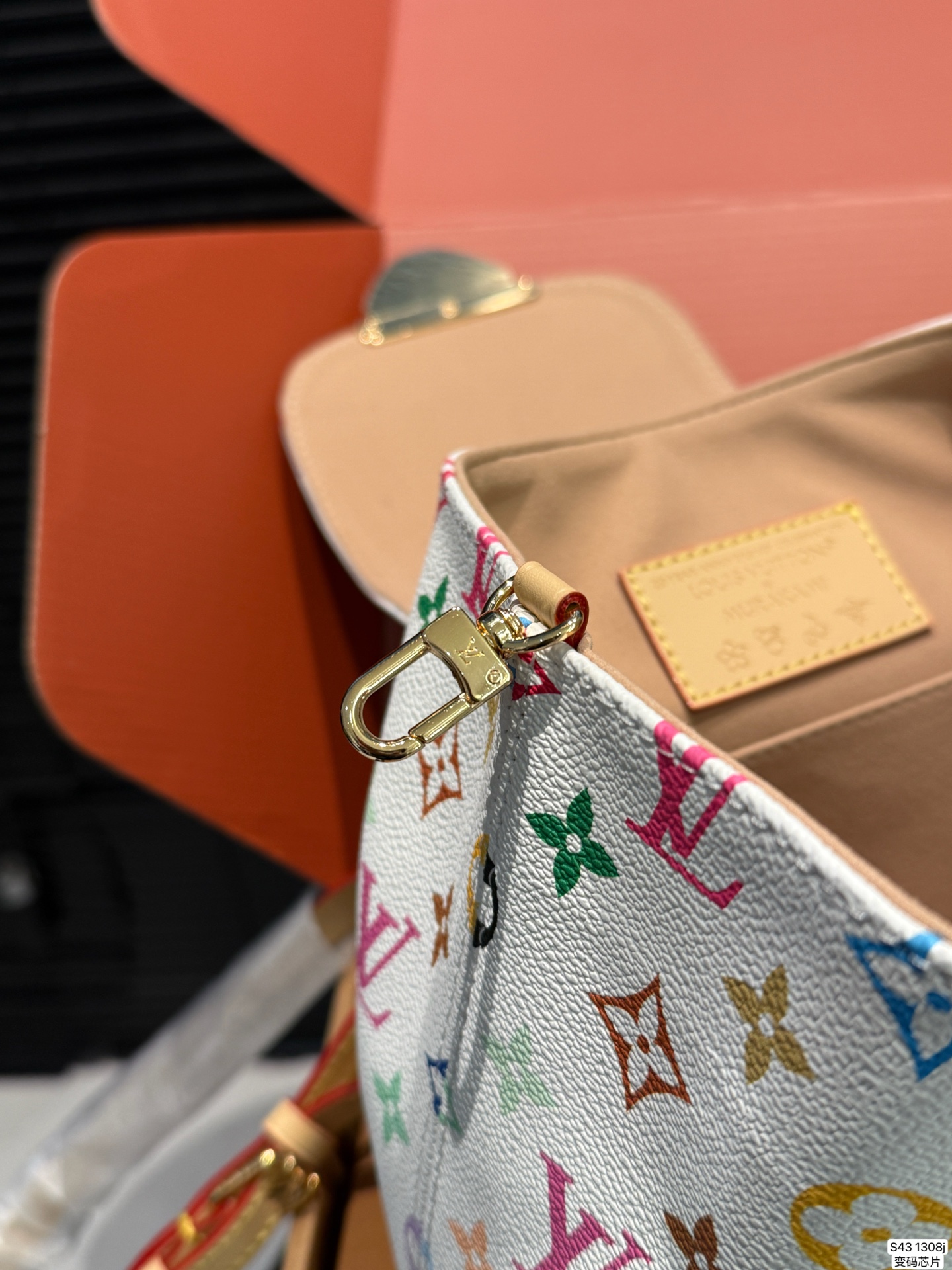 P265 配飞机盒折叠盒子 LV双肩包 配变码芯片 LV尤物!人间白三彩真漂亮啊白三彩系列每一只都值得收藏，又可以搭配俏皮可爱下次想试试洒脱一点穿搭彩色老花 五彩缤纷的少女心满出来这只包适配乐开了花的心情 尺寸：20 20货号13081