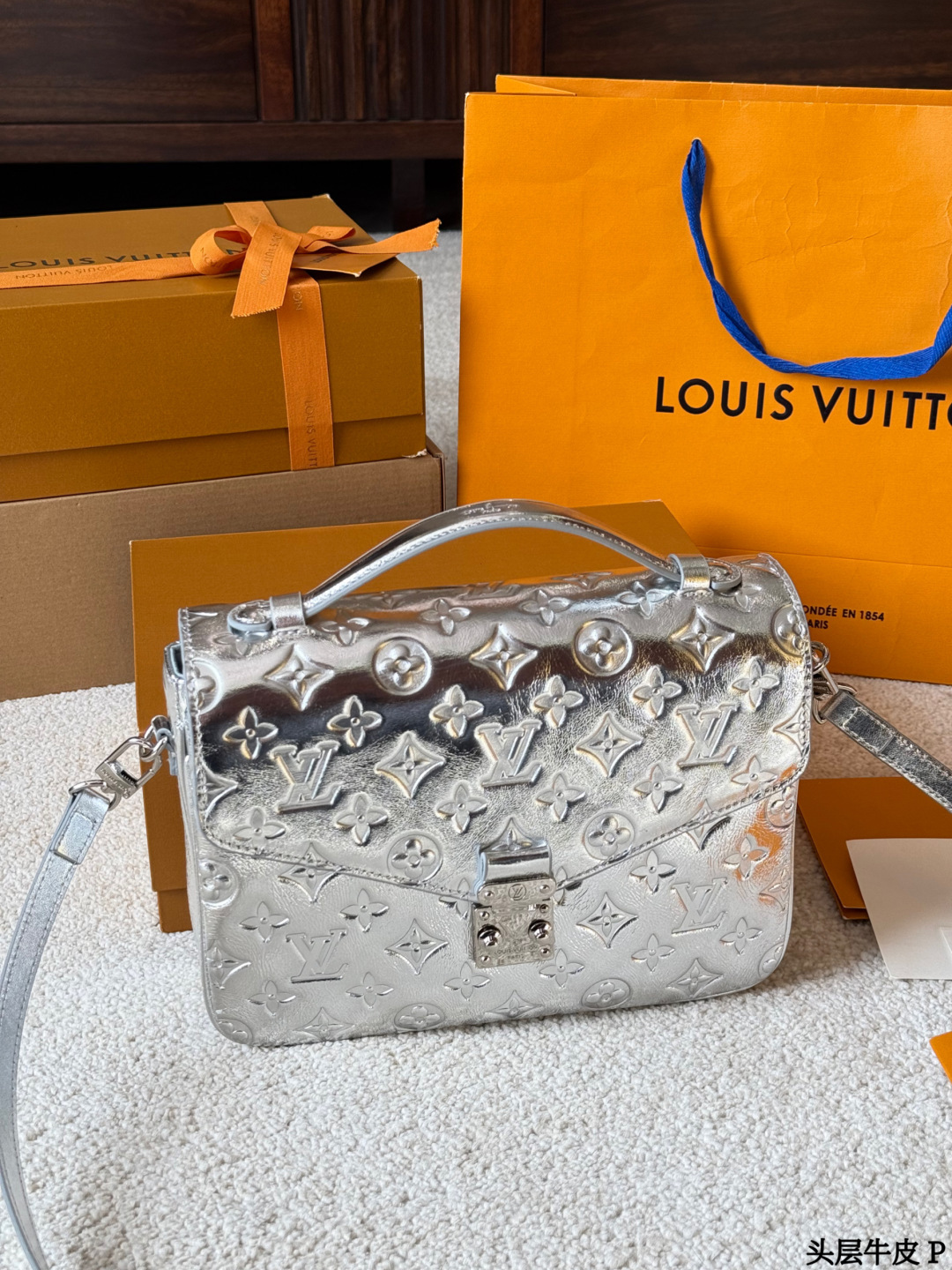 头层牛皮 p290 LV Pochette Metis 银色邮差包 SLV Pochette Metis银色邮差包，采用MonogramEmpreinte压纹牛皮，质感细腻耐用。斑鸠灰色低调优雅，银色五金+S型锁扣，细节满分！25x19x7cm25x19x7cm，内部多隔层+拉链口袋，收纳超方便。可拆卸肩带，手提斜挎都OK，通勤休闲都能驾驭了。经典设计+实用性，LV标志性单品，时髦精必入！
