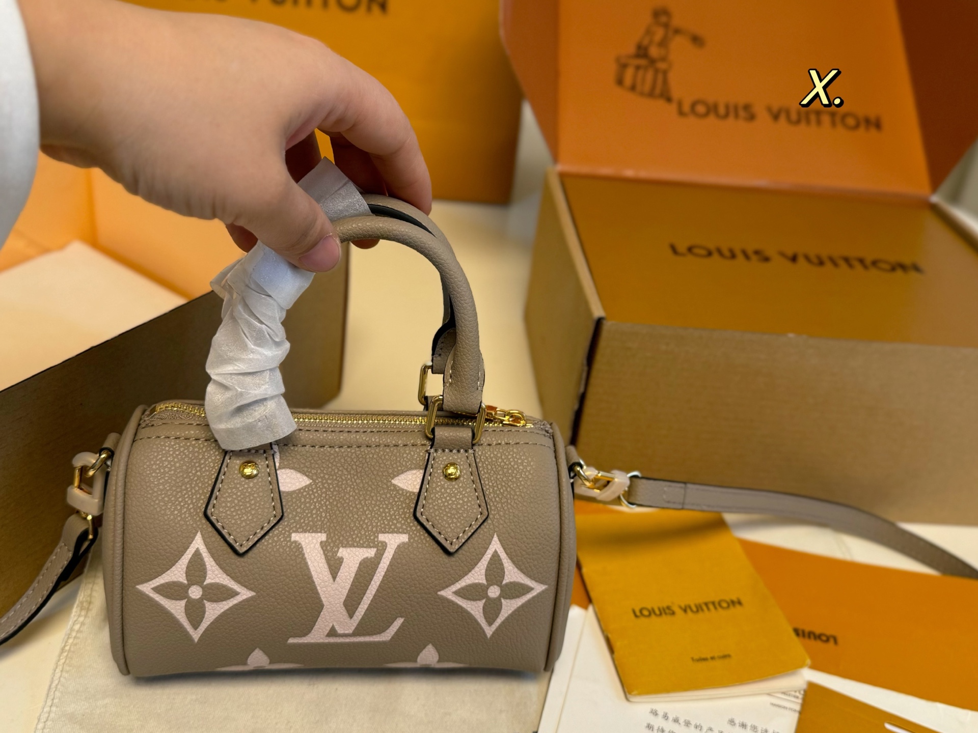 P165 16cm（折叠盒飞机盒） size：16&times;10 LV 路易威登Speedy nano迷你枕头包💕 新款的肩带可以调节拆卸； 线条精致，小巧轻便又时尚～ 细节质感在线，四季百搭‼️